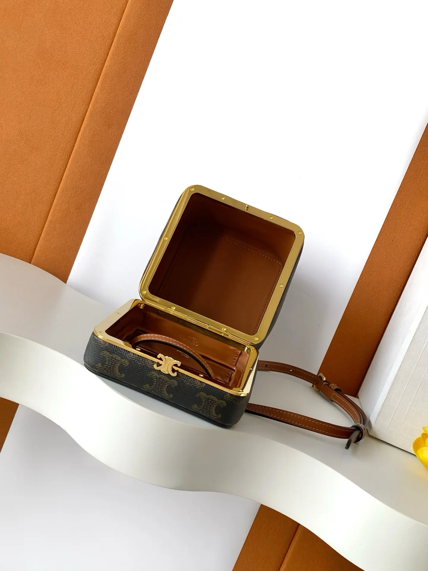 Cosmetic Pouch Leather Image 9 Cosmetic Pouch Leather Image 9
