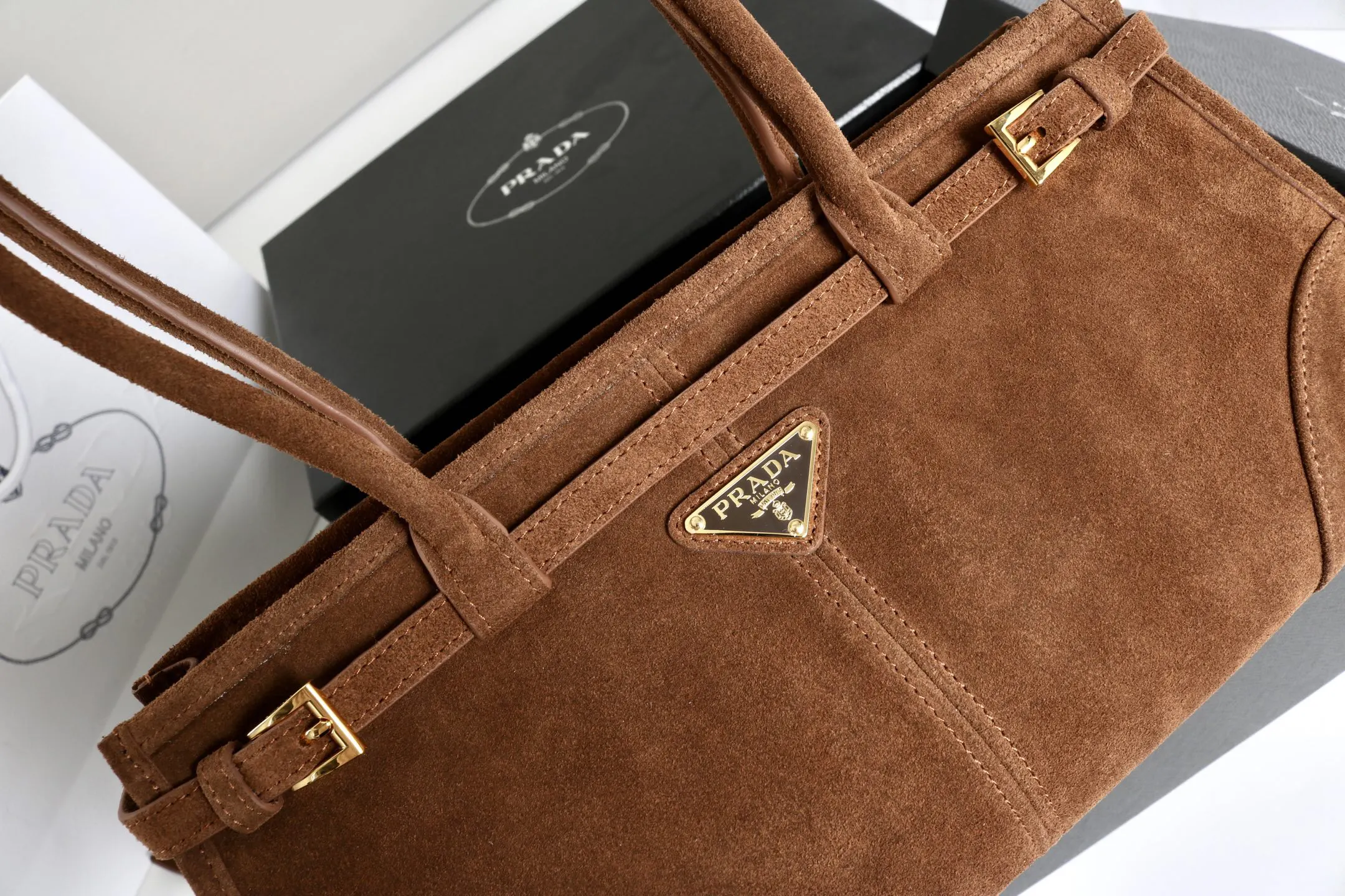 Prada 漆皮 斜挎包