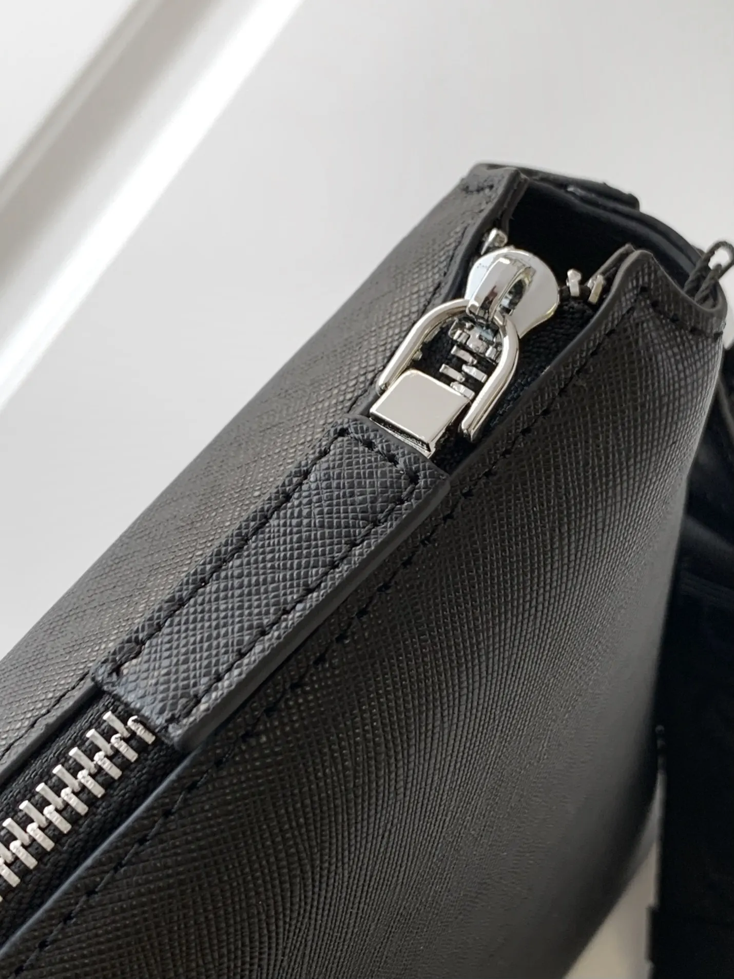 PRADA 黑色 Logo 斜挎包 日常通勤款
