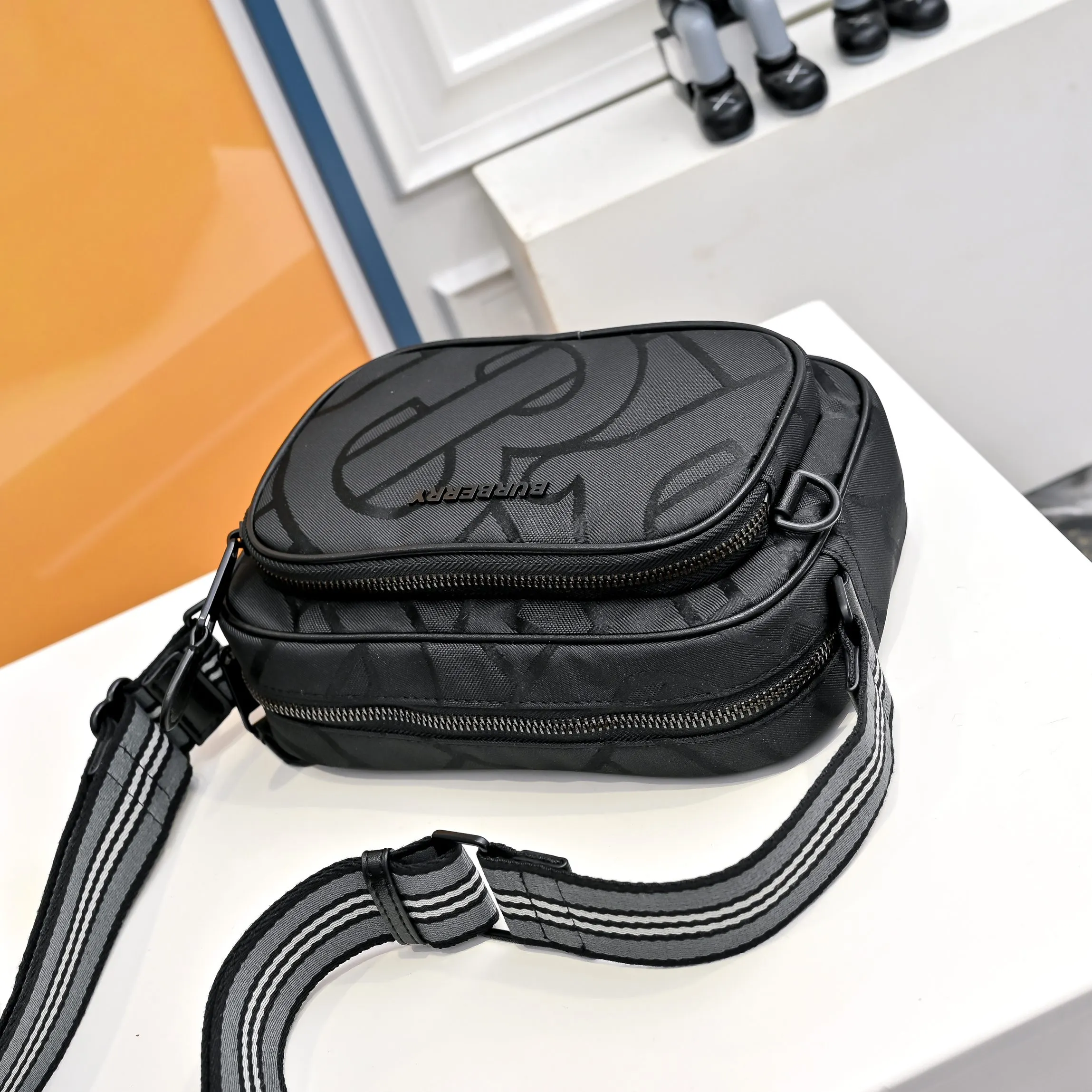 Shoulder Bag Classic Canvas