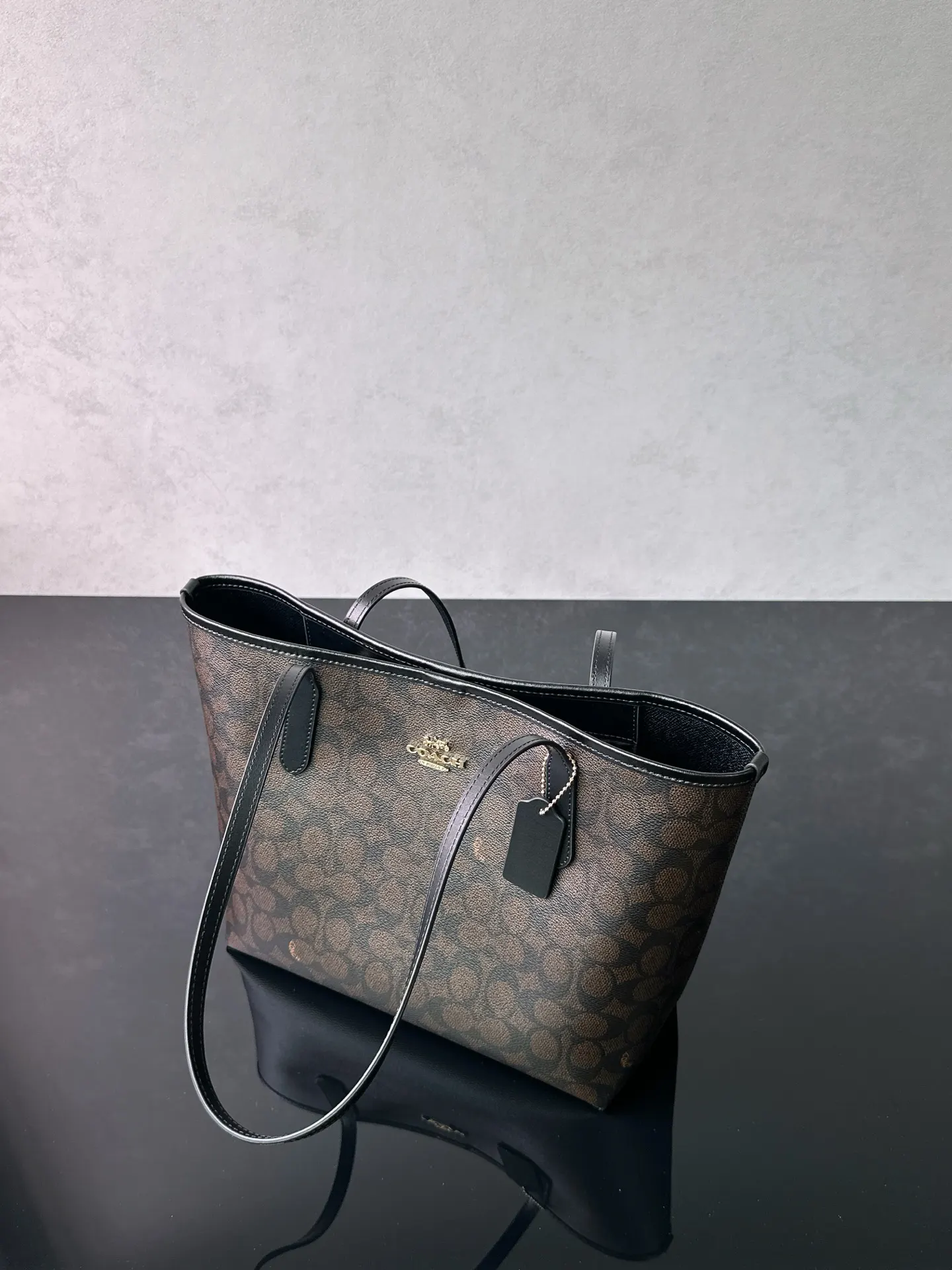 Coach 老花 卡其 經典老花涂层PVC材质 耐磨抗造 日常摩擦 轻微淋溅 托特包 大容量托特款