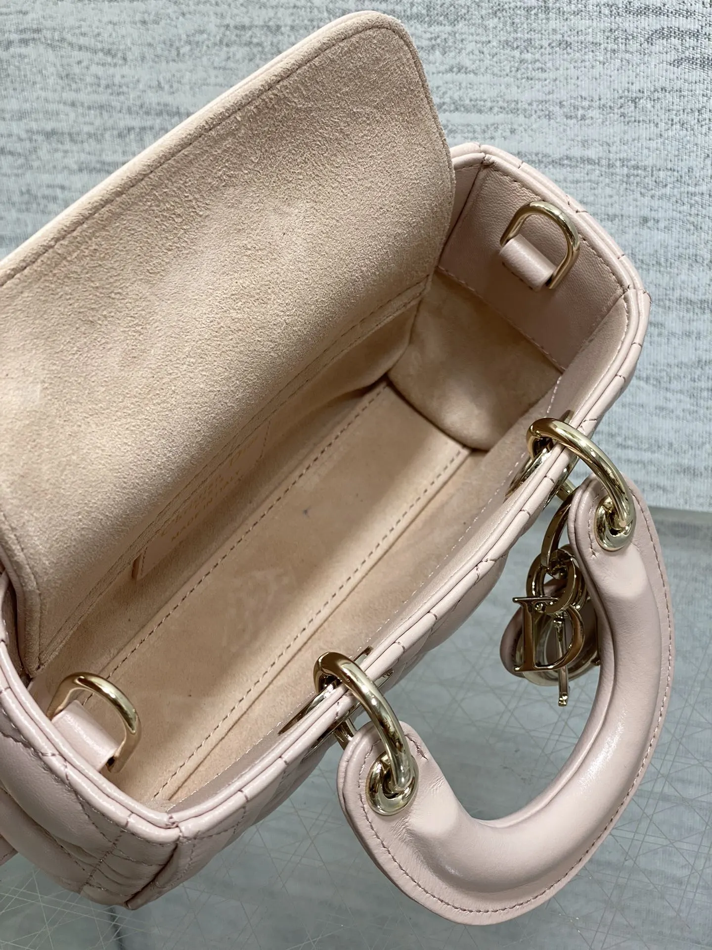 Dior 羊皮 进口 羊皮横款迷你戴妃包胭脂粉D Joy bag羊 鏈條包 精致鏈條款(數字9) Dior 羊皮 进口 羊皮横款迷你戴妃包胭脂粉D Joy bag羊 鏈條包 精致鏈條款(數字9)