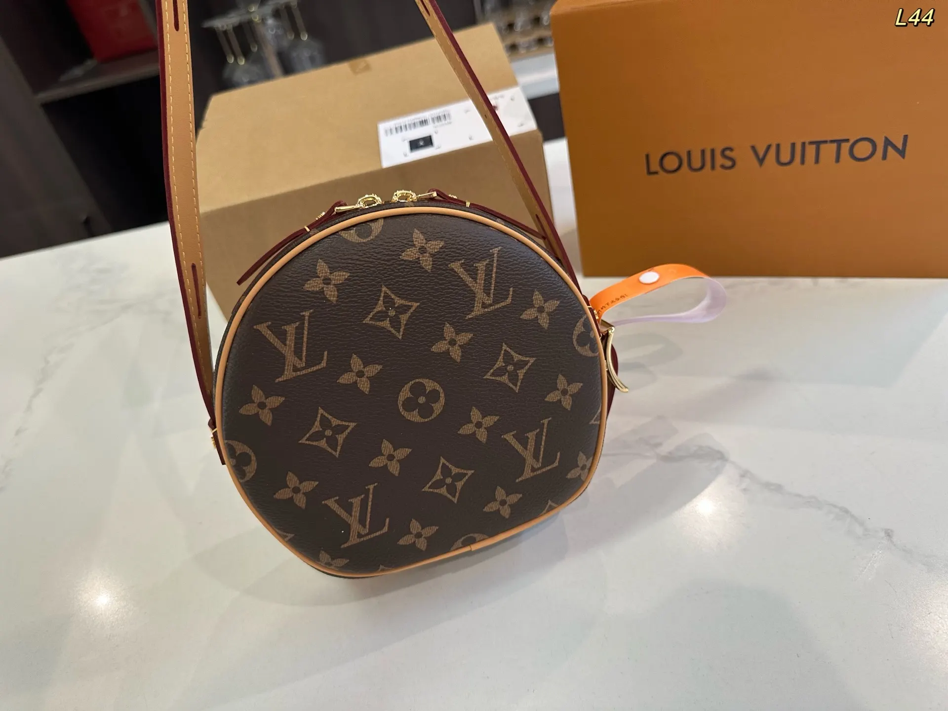 LV 钢五金 斜挎包 轻便斜挎款