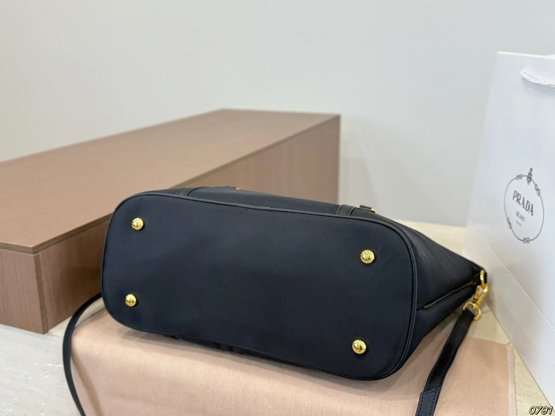 Prada 托特包 質感很高級 容量 大也很耐用 日 大容量托特款