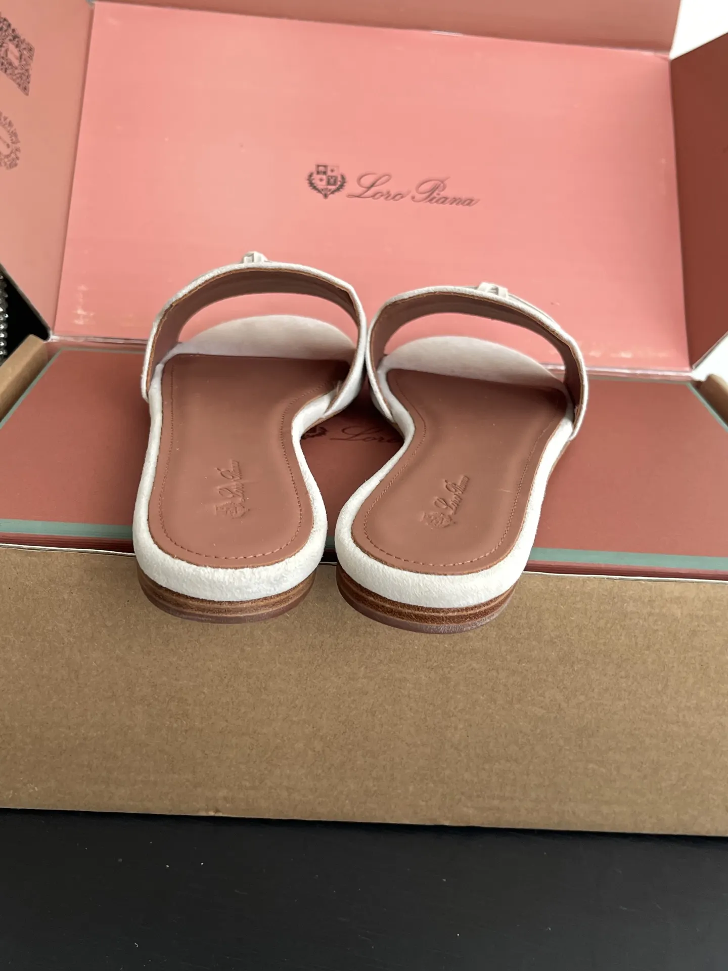Loro Piana 拖鞋 轻便舒適款(數字9) Loro Piana 拖鞋 轻便舒適款(數字9)