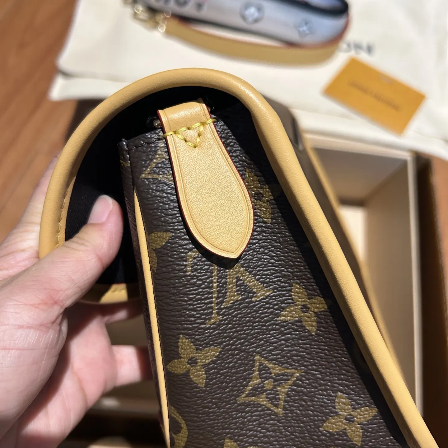 牛皮 它环保自然 会随时间 养色 变深 呈现迷人光泽 但易 腋下包 復古腋下背款