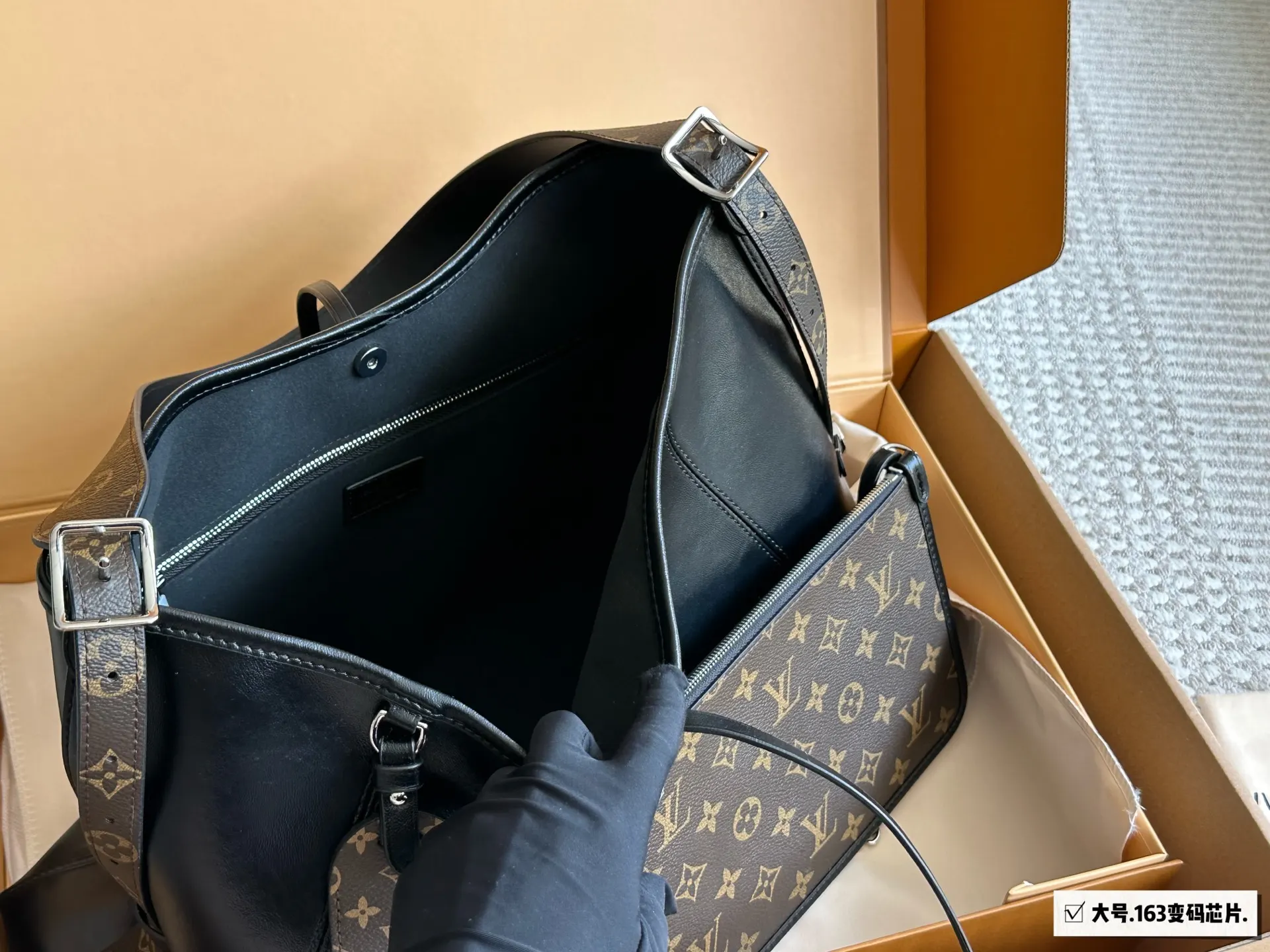 CarryAll 羊皮 斜背包 輕便斜挎款(數字9) CarryAll 羊皮 斜背包 輕便斜挎款(數字9)