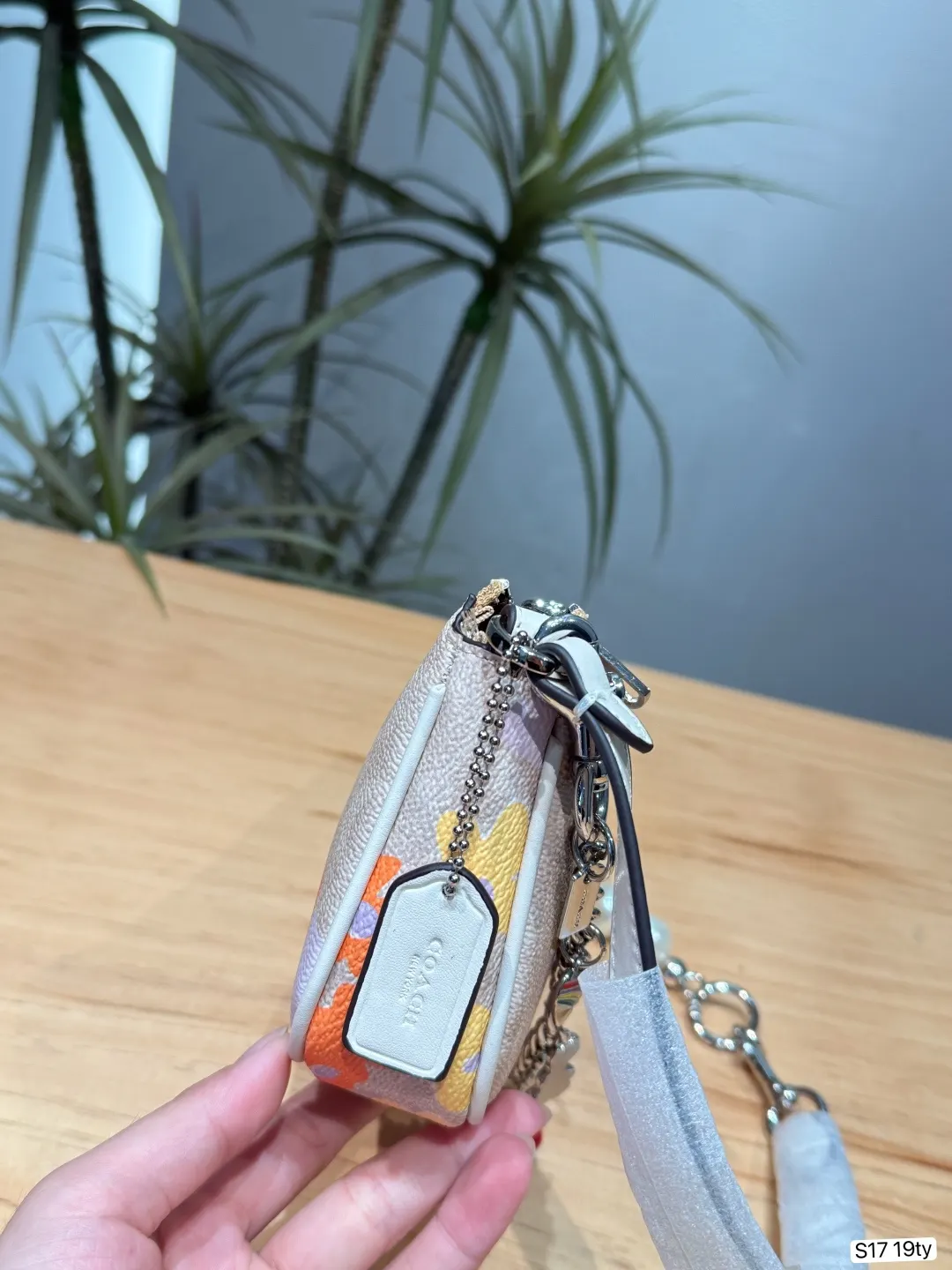 Coach 米色 皮革 麻将花卉图案斜背包​​ 斜背包采用浅米色皮 鏈條包 精致鏈條款