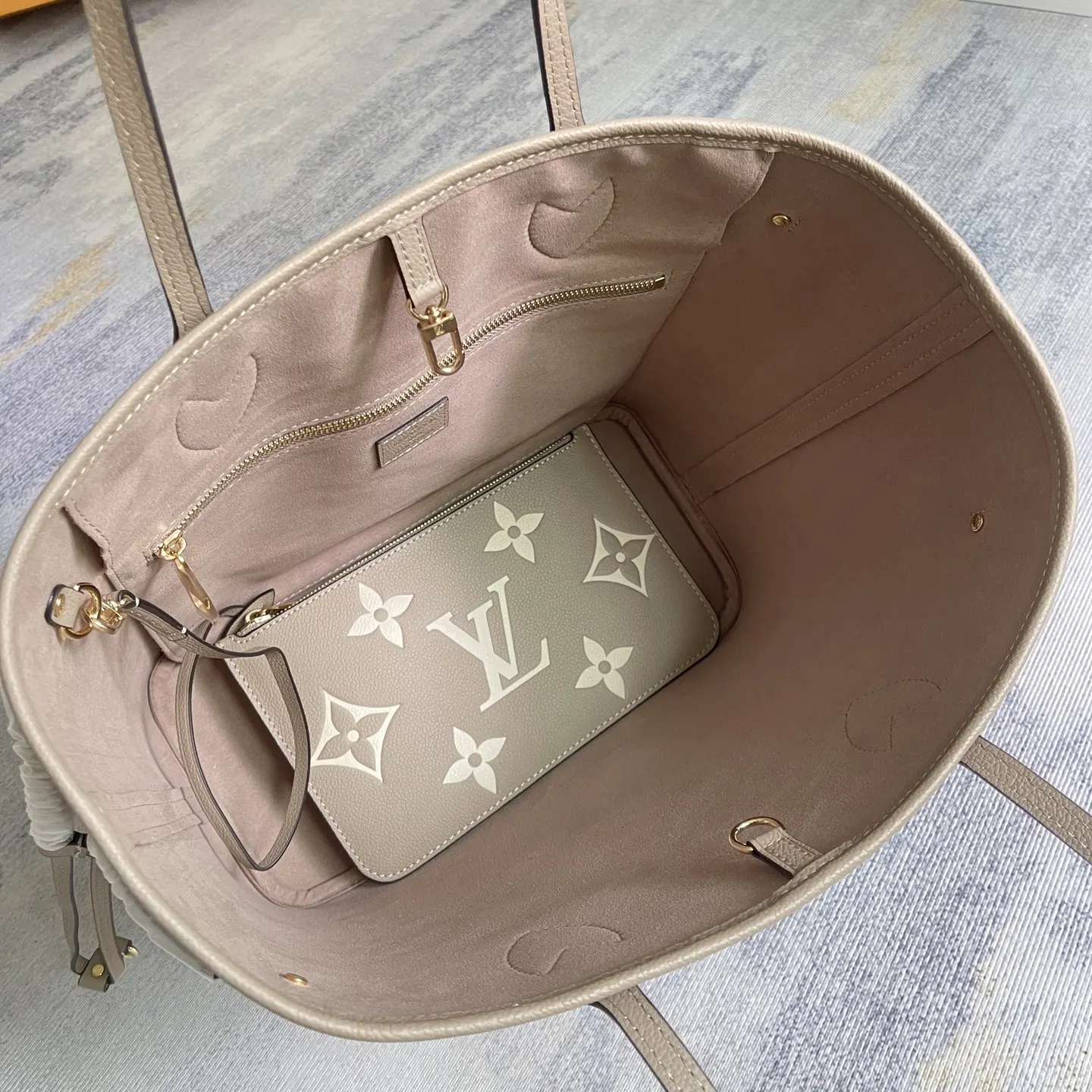 Neverfull 黑色 米白 手拿包 精致手拿款(數字9) Neverfull 黑色 米白 手拿包 精致手拿款(數字9)