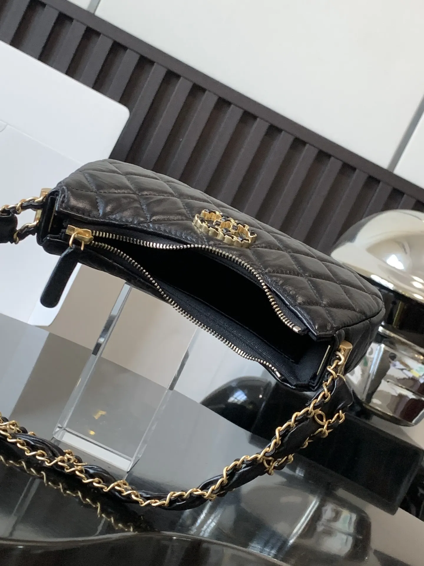 Chanel 黑色油蜡皮Hobo腋下包 链条装饰