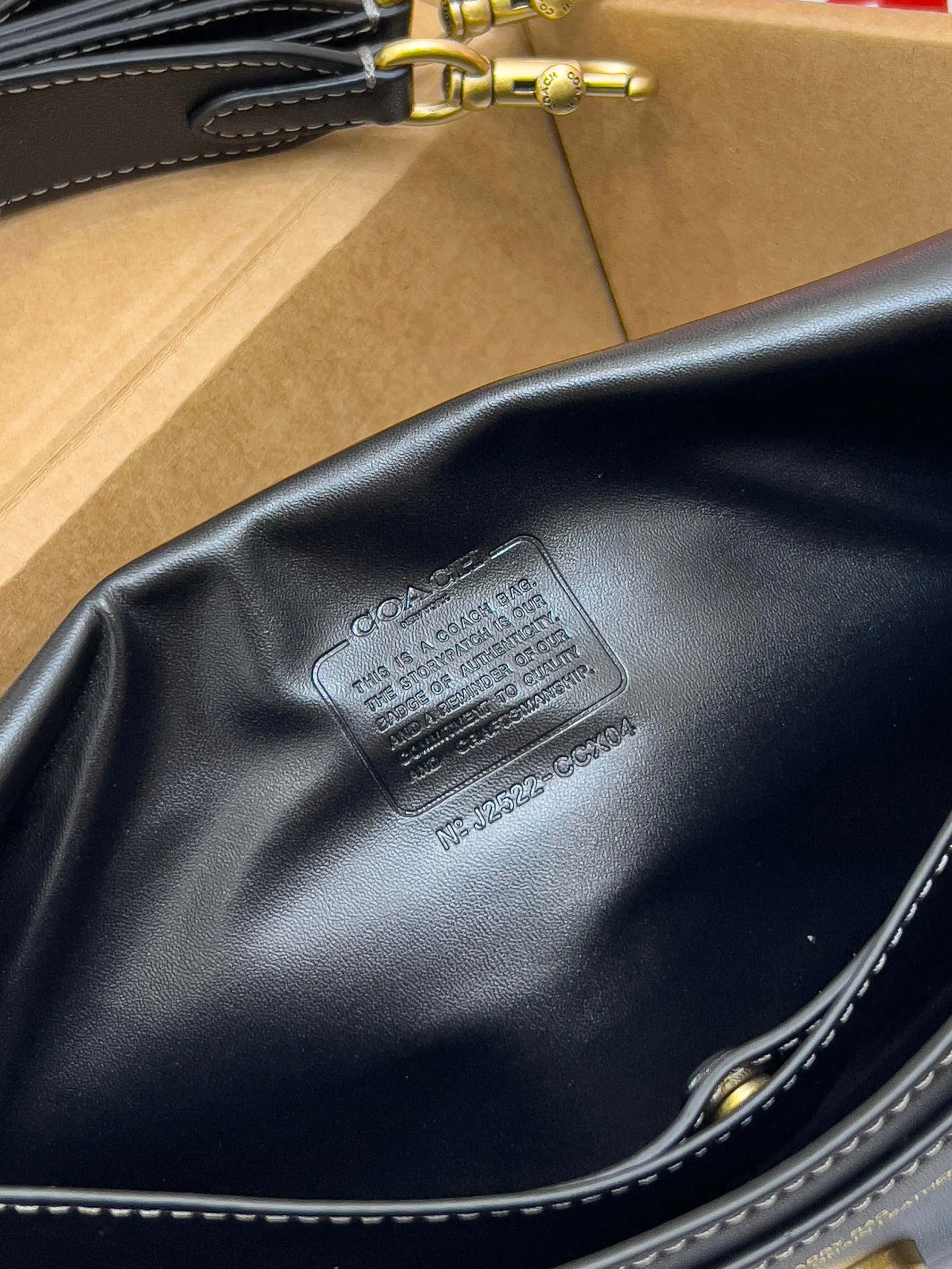 Coach 增加了内里隔层 皮质质感也跟着升级 手感软呼呼 质感 腋下包 复古腋下背款