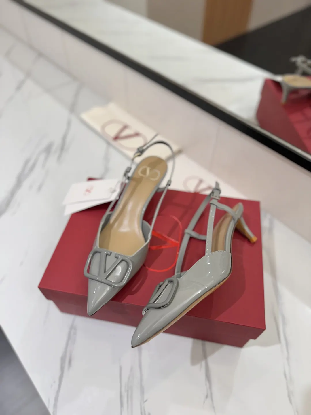 Valentino 拖鞋 轻便舒适款