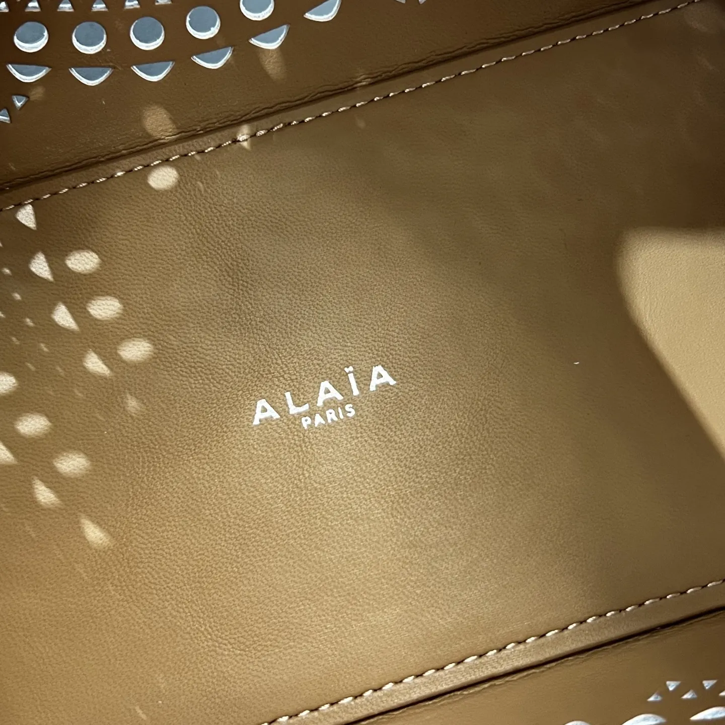 白色 牛皮 ALAÏA 中号 白色 ALAIA tote 托特包 大容量托特款