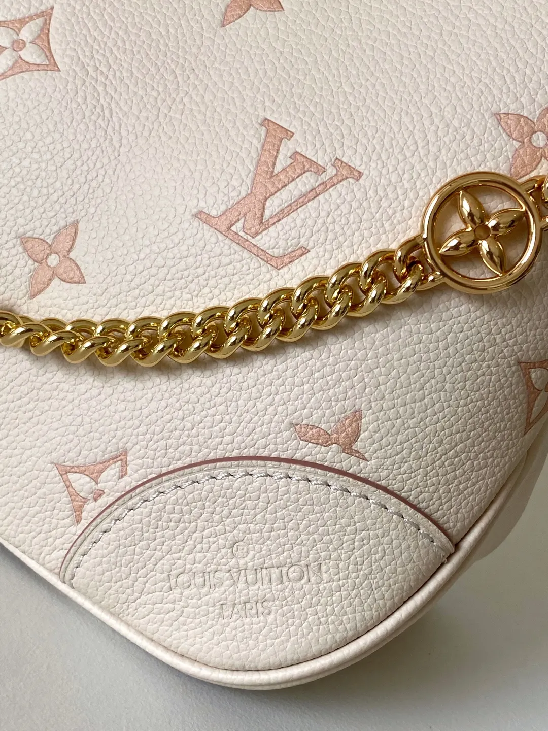 LV 牛皮 灵巧构型实现多种背携方式 内贴袋可轻松收納智能手机 鏈條包 精致鏈條款