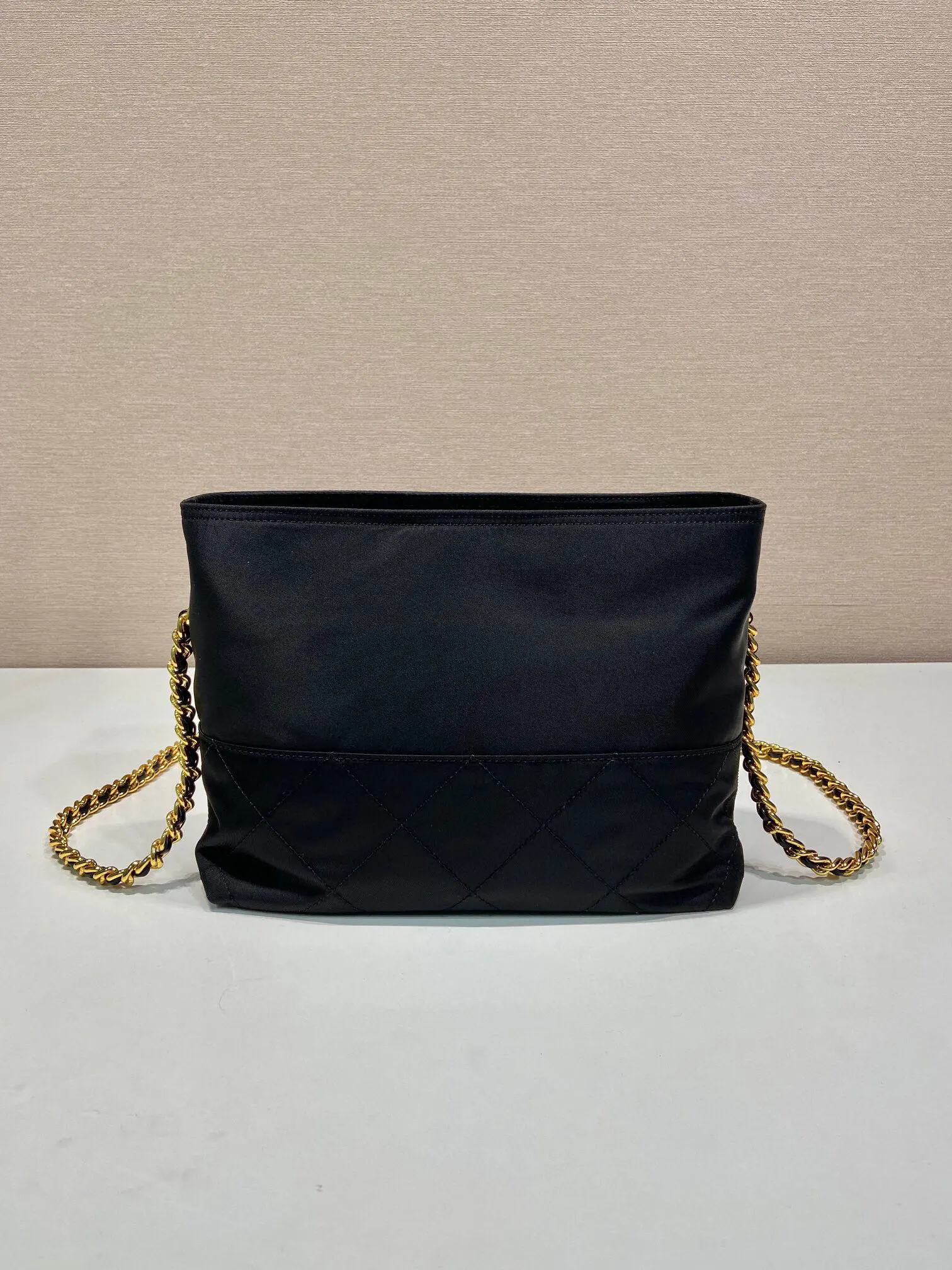 PRADA 1BD645 Re-Nylon尼龙 链条 斜挎包 精致链条款