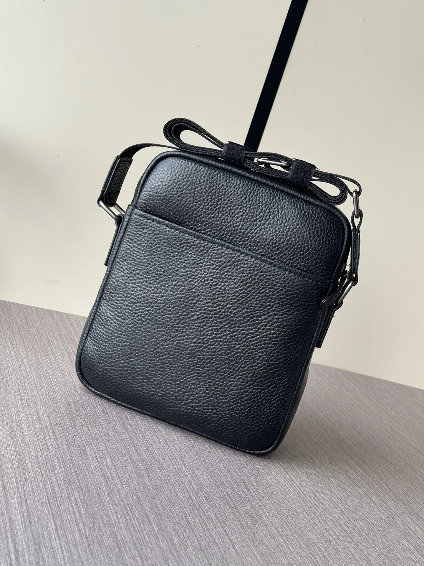 PRADA 黑色 牛皮 Logo 斜挎包 日常通勤款