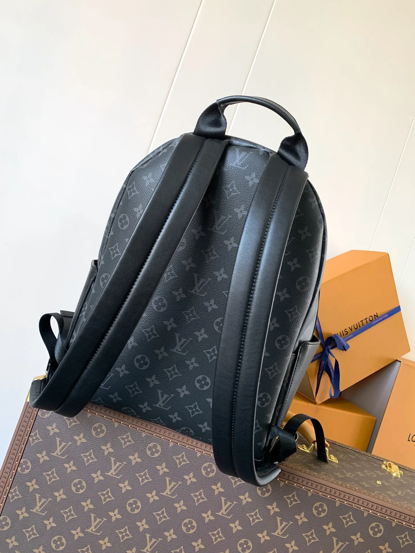 牛皮 外袋 拉链前袋和开口侧袋方便取放物品 内袋确保收納井 雙肩包 实用雙肩款
