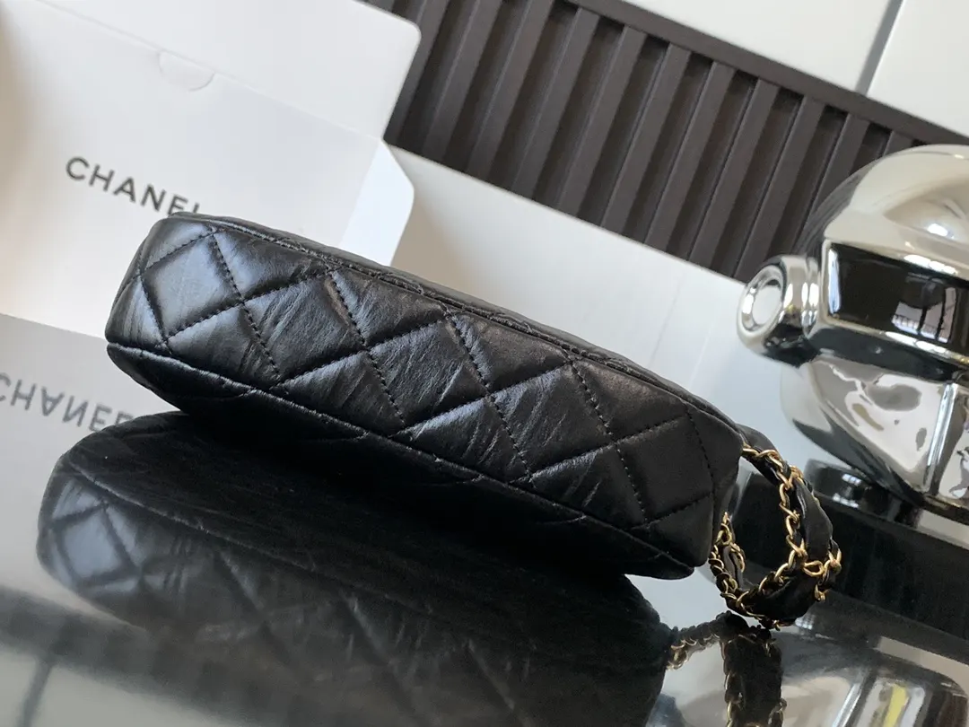 Chanel 黑色油蜡皮Hobo腋下包 链条装饰