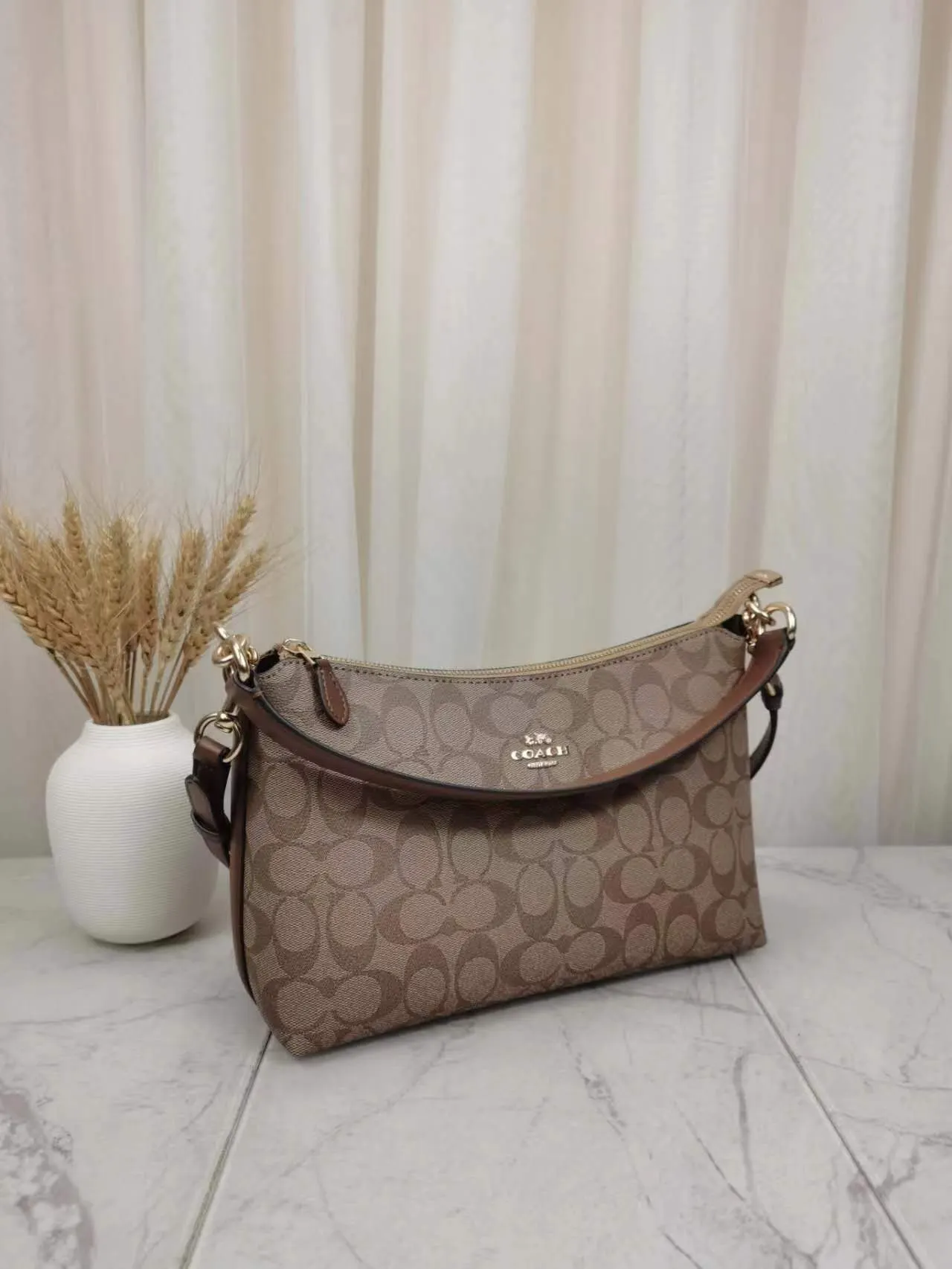 Coach 棕色 卡其 斜背包 輕便斜挎款(數字2) Coach 棕色 卡其 斜背包 輕便斜挎款(數字2)