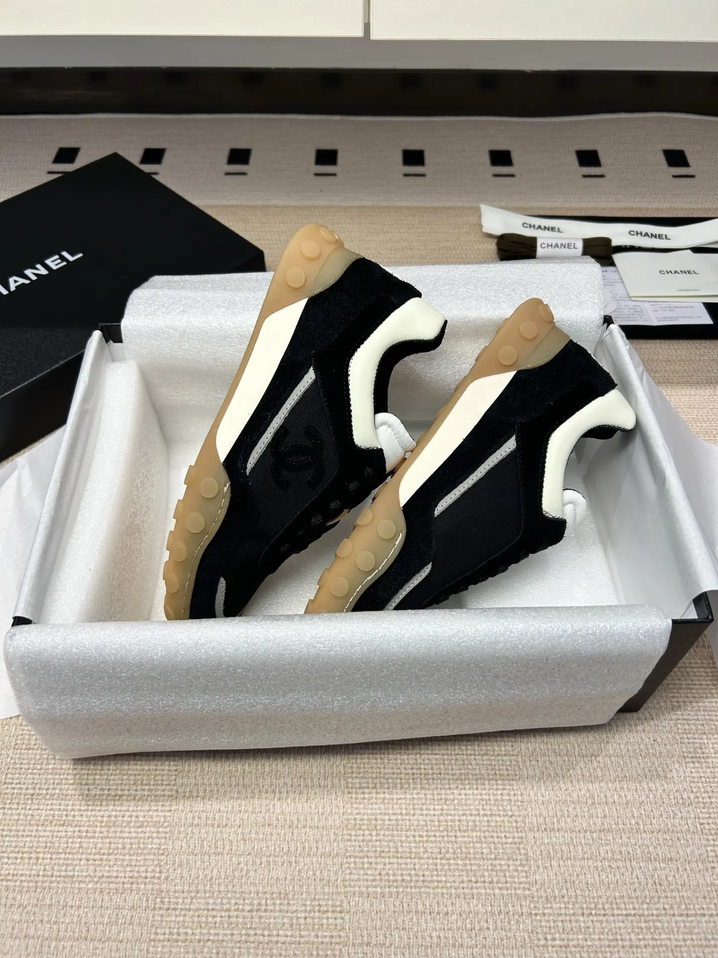 CHANEL 黑白拼色羊皮休闲鞋 红色内衬款