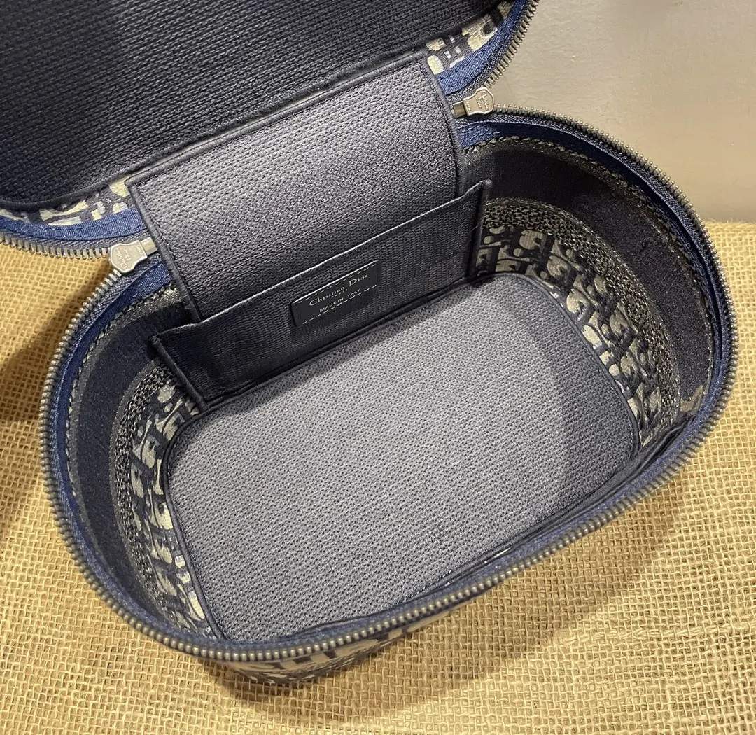 Dior DI OR 最火化妝包 可以放 多的东 便携收納款(數字9) Dior DI OR 最火化妝包 可以放 多的东 便携收納款(數字9)