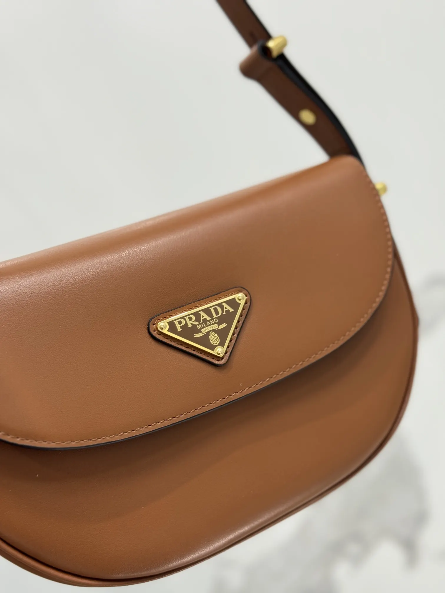 Prada 牛皮 羊皮 斜挎包