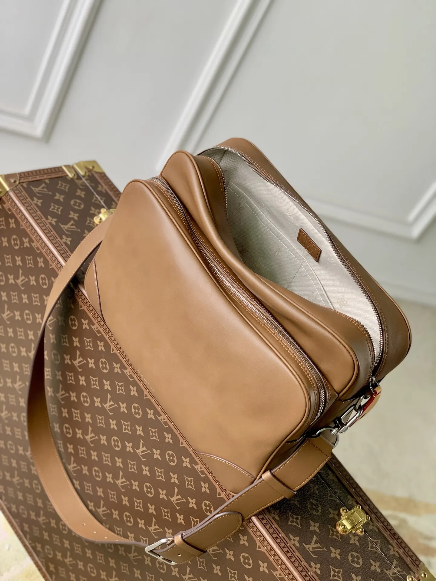 LV 棕色 提花 Blason 提花织物内里蕴藏充裕容量 能轻松收纳笔 收纳包 旅行收纳款