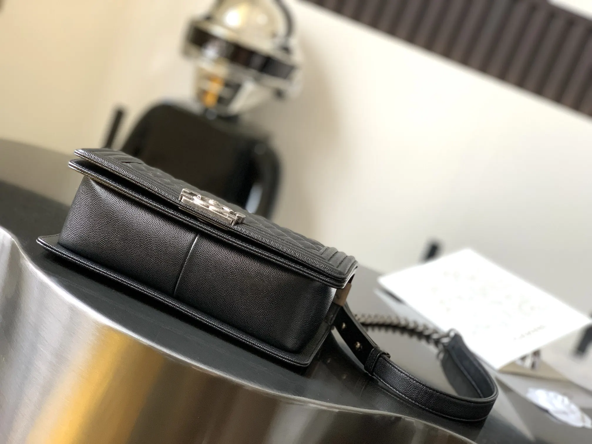 CHANEL 黑色鱼子酱牛皮翻盖链条包 双肩背款