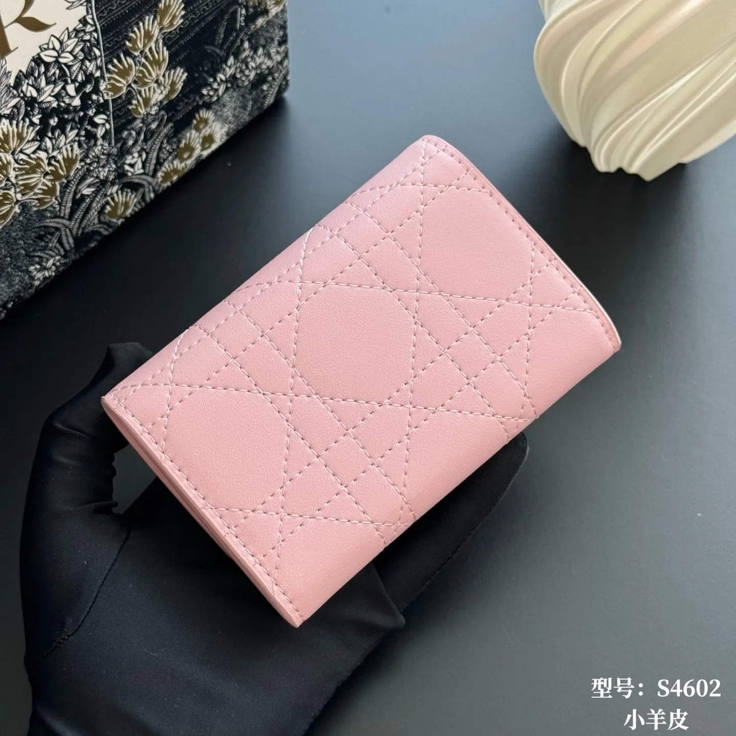 Dior 粉色牛皮卡包 精致短款钱包