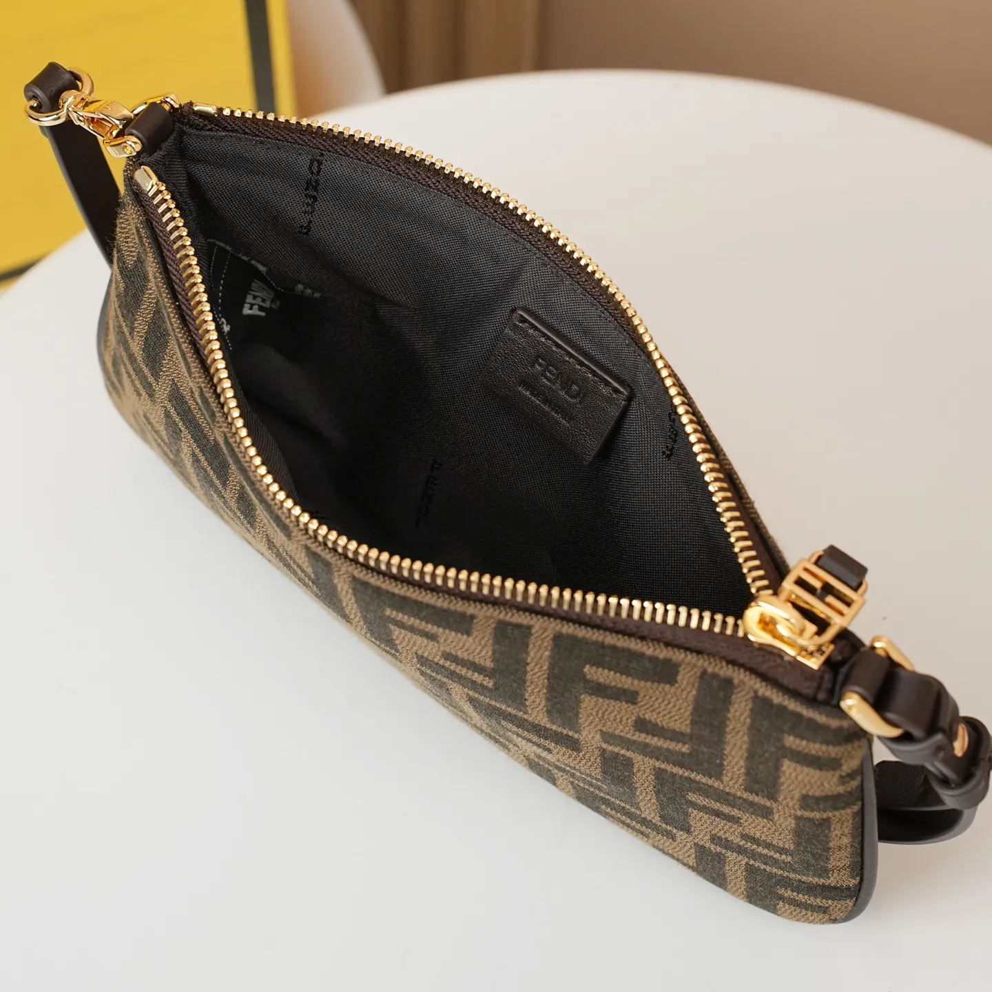 Fendi Baguette 手拿包 看似小巧实则超能装 经 腋下包 復古腋下背款