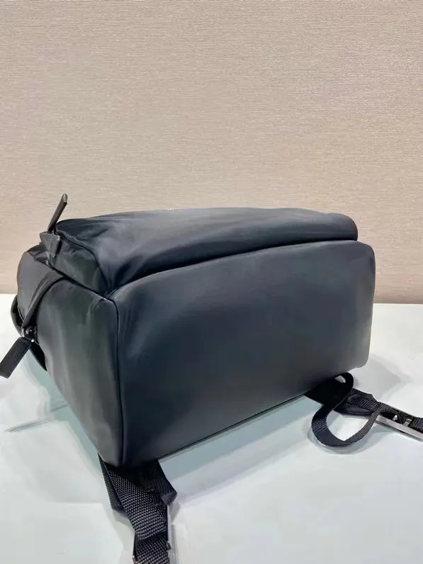 Prada 尼龙 十字纹牛皮 三角标 双肩背包 轻便实用
