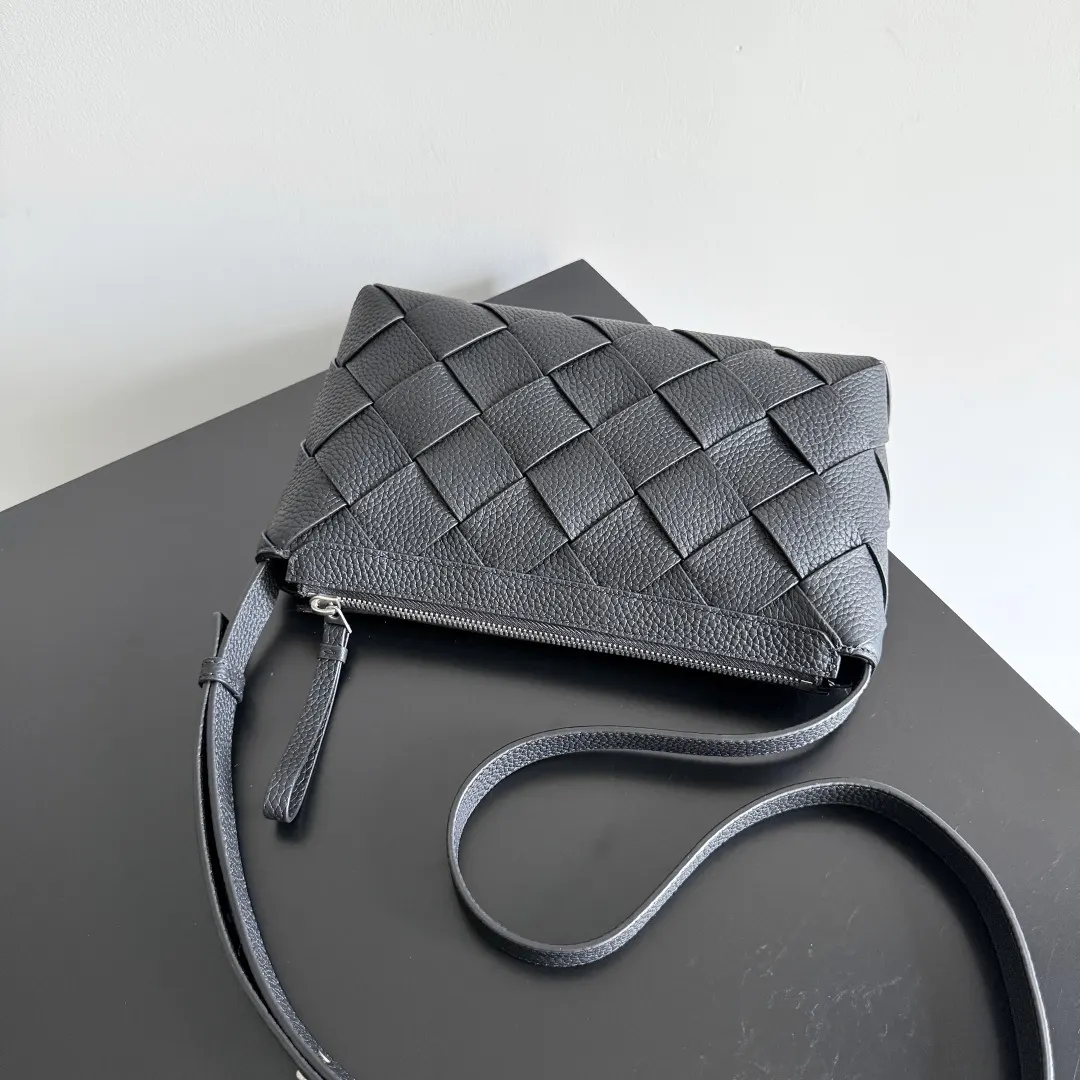 Bottega Veneta 小牛皮 斜挎包 轻便斜挎款
