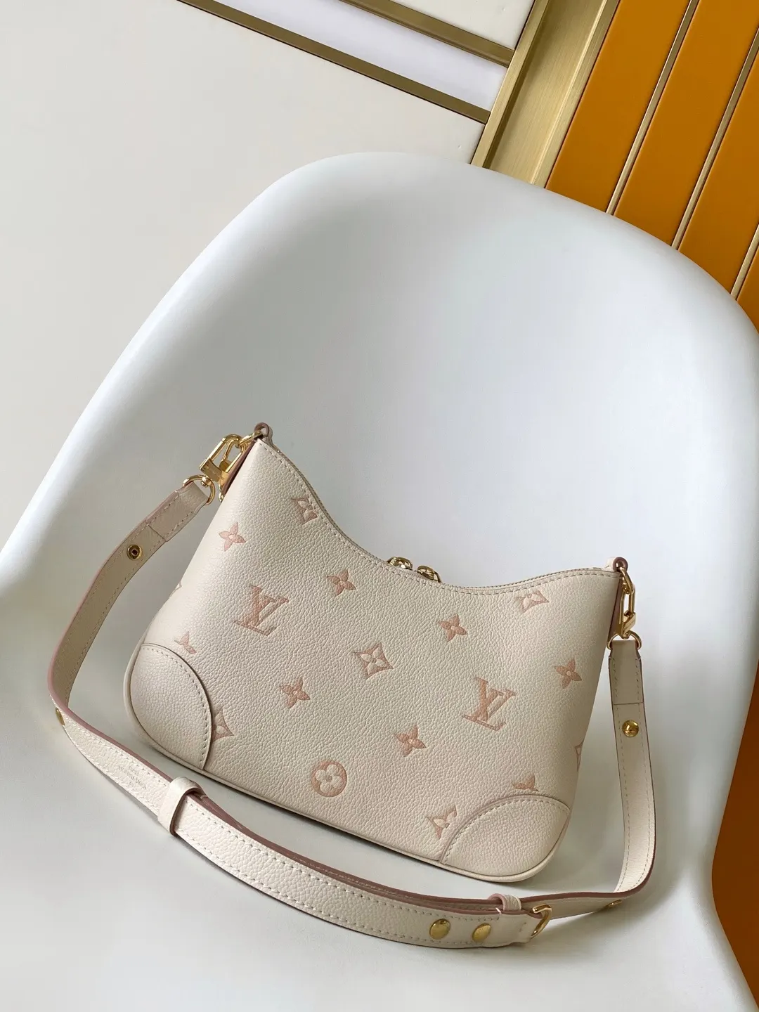 LV 牛皮 灵巧构型实现多种背携方式 内贴袋可轻松收納智能手机 鏈條包 精致鏈條款