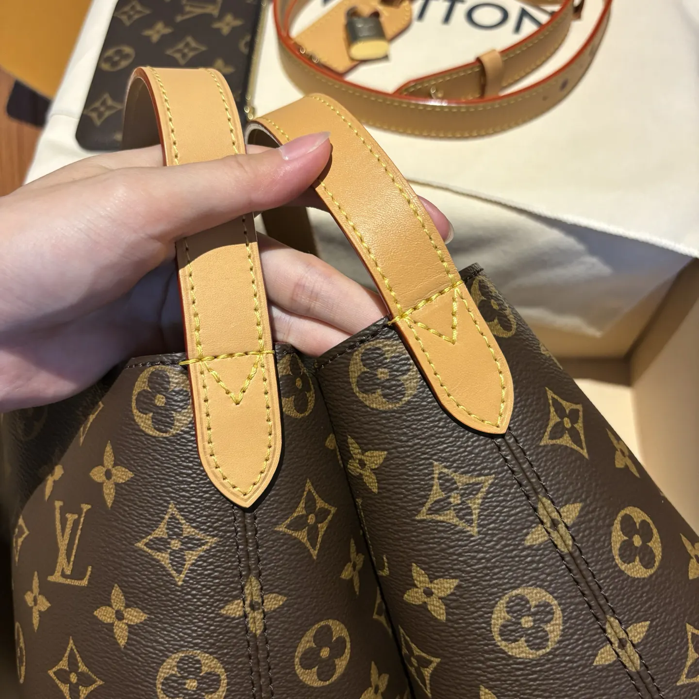 我们的渠道级货品 我 水桶包 休闲水桶款