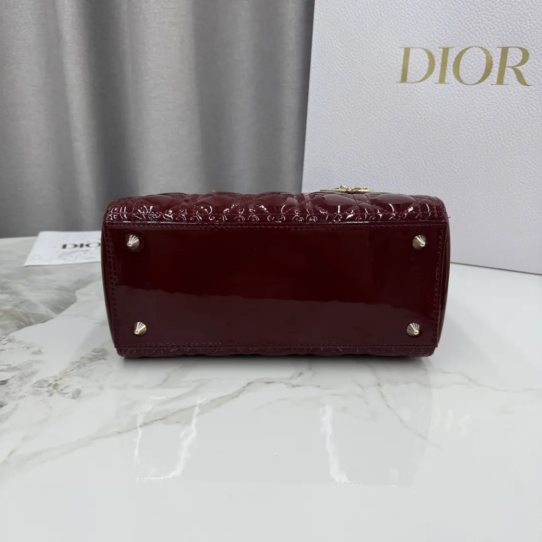 Dior Lady Dior Lady 酒红色牛皮卡夹 精致配饰