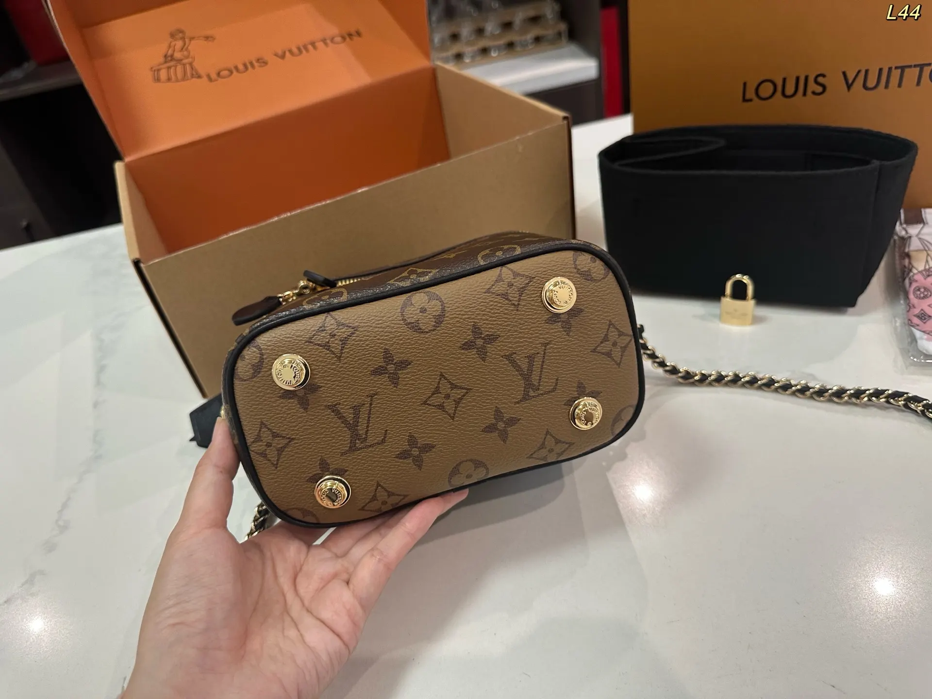 LV 拼色 无论手拎 單肩还是斜挎都很棒 是精致时髦的百搭款 简 斜背包 輕便斜挎款