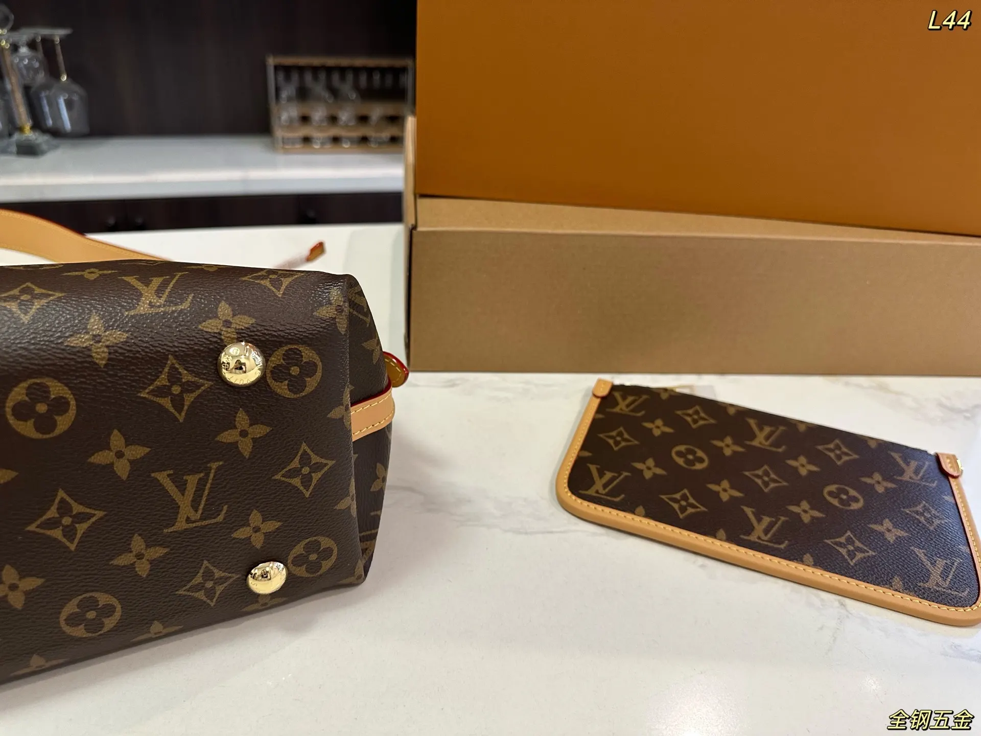 LV CarryAll 全钢五金 斜背包 輕便斜挎款
