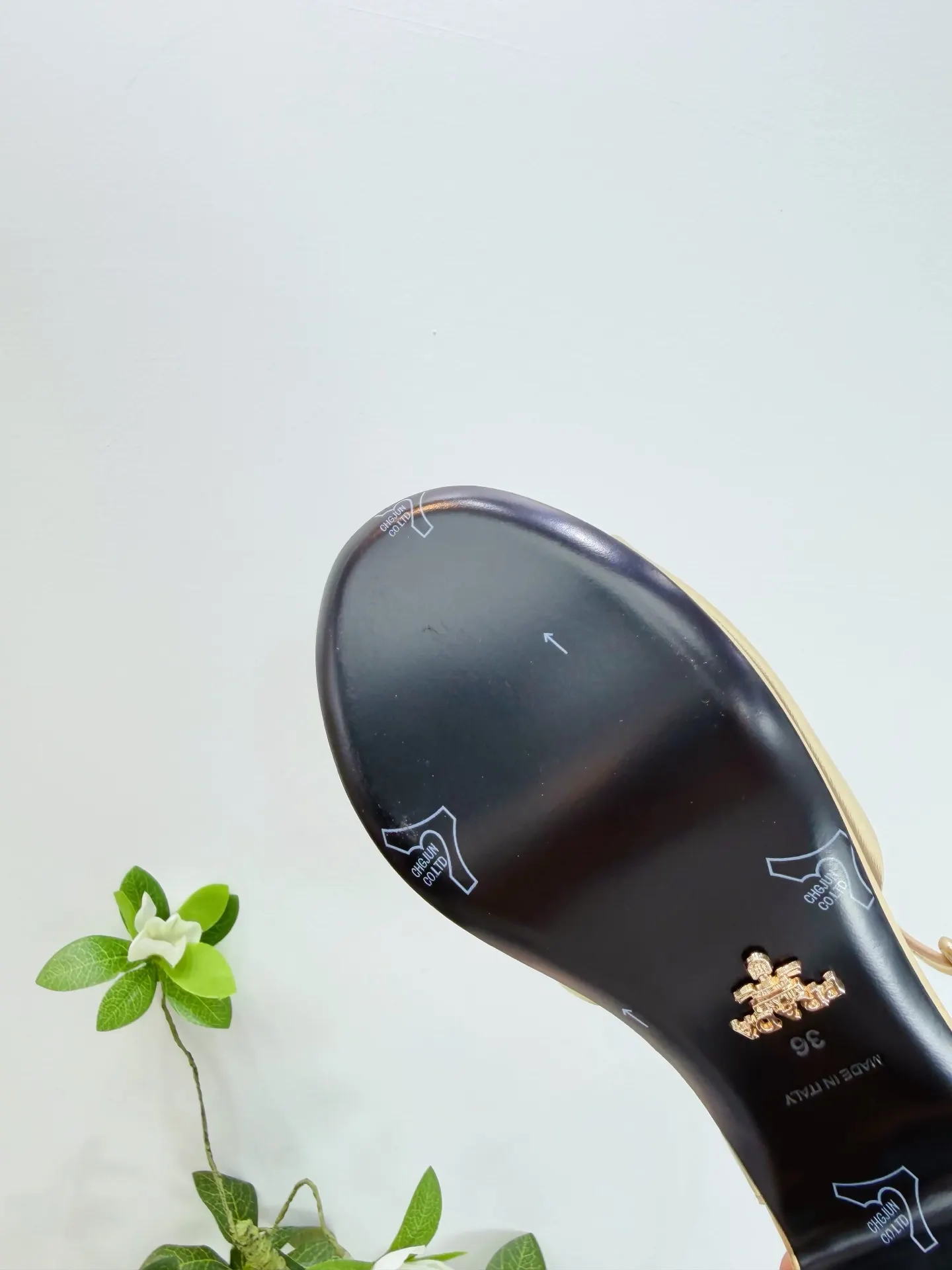 PRADA 羊皮 休闲鞋 舒適百搭款