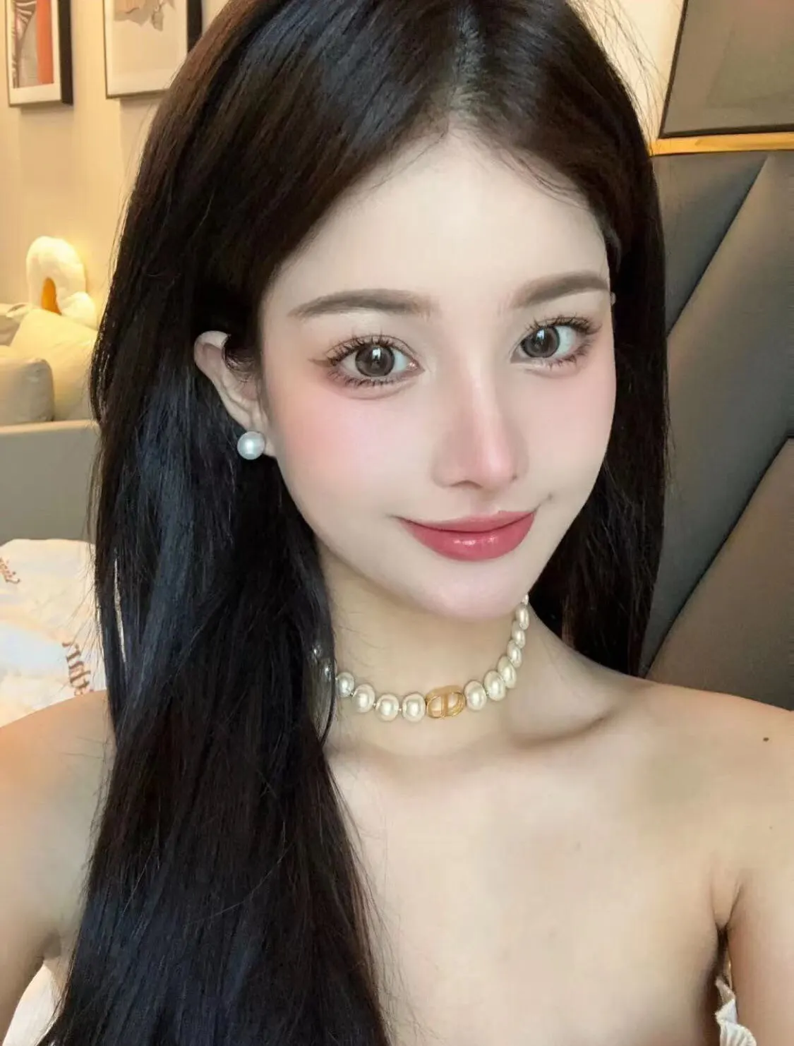Dior Gold Pearl Necklace With Letter Pendant Image 8 Dior Gold Pearl Necklace With Letter Pendant Image 8