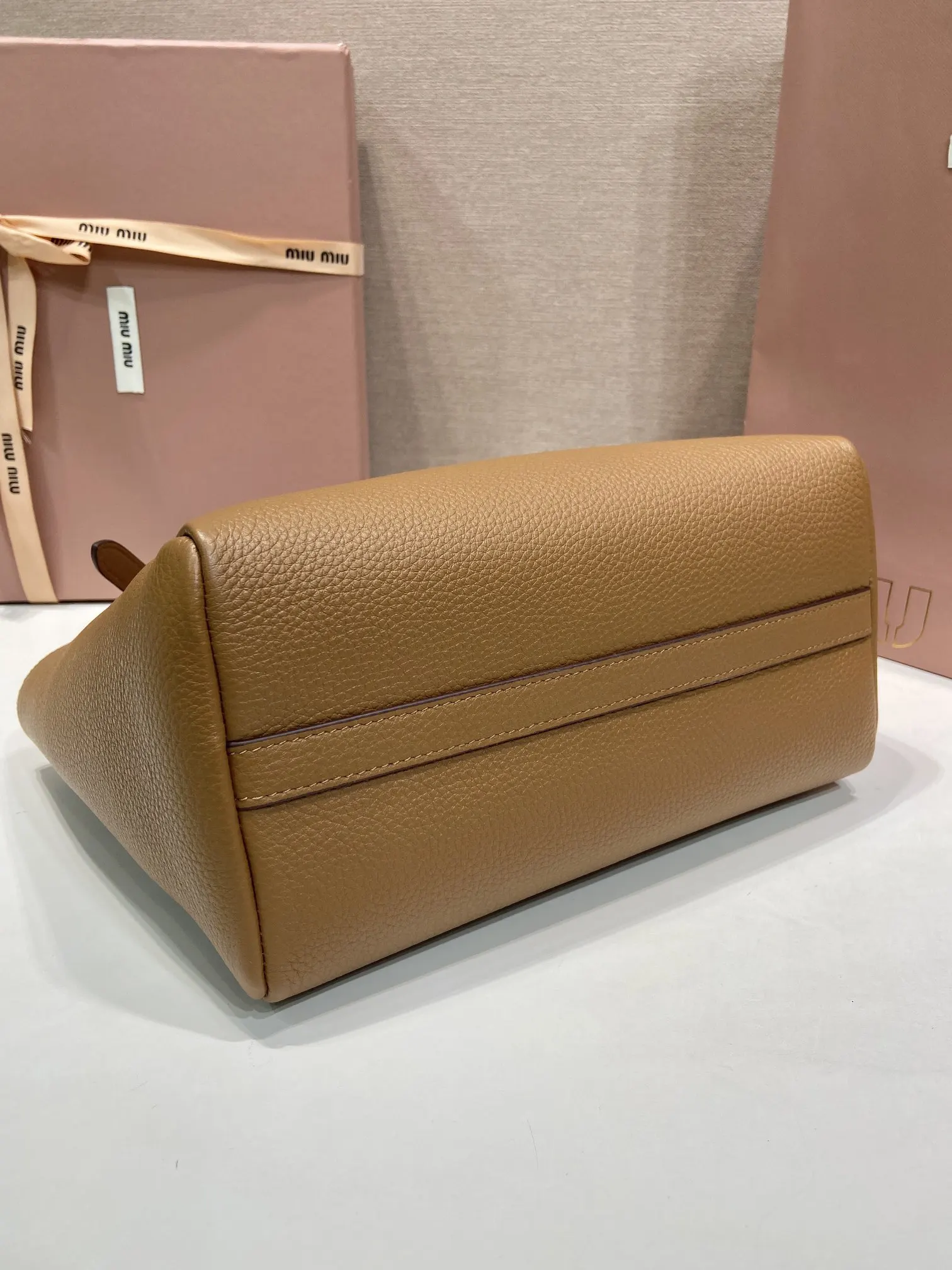 牛皮 搭 復古锁头掛件 手工缝制皮面logo标志 托特包 大容量托特款