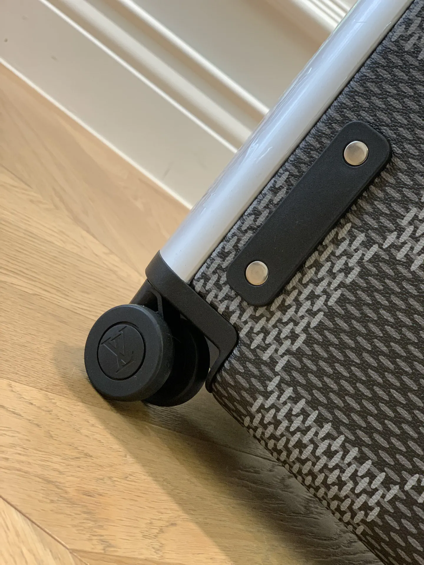 LV Horizon Damier Rolling Luggage Image 5 LV Horizon Damier Rolling Luggage Image 5