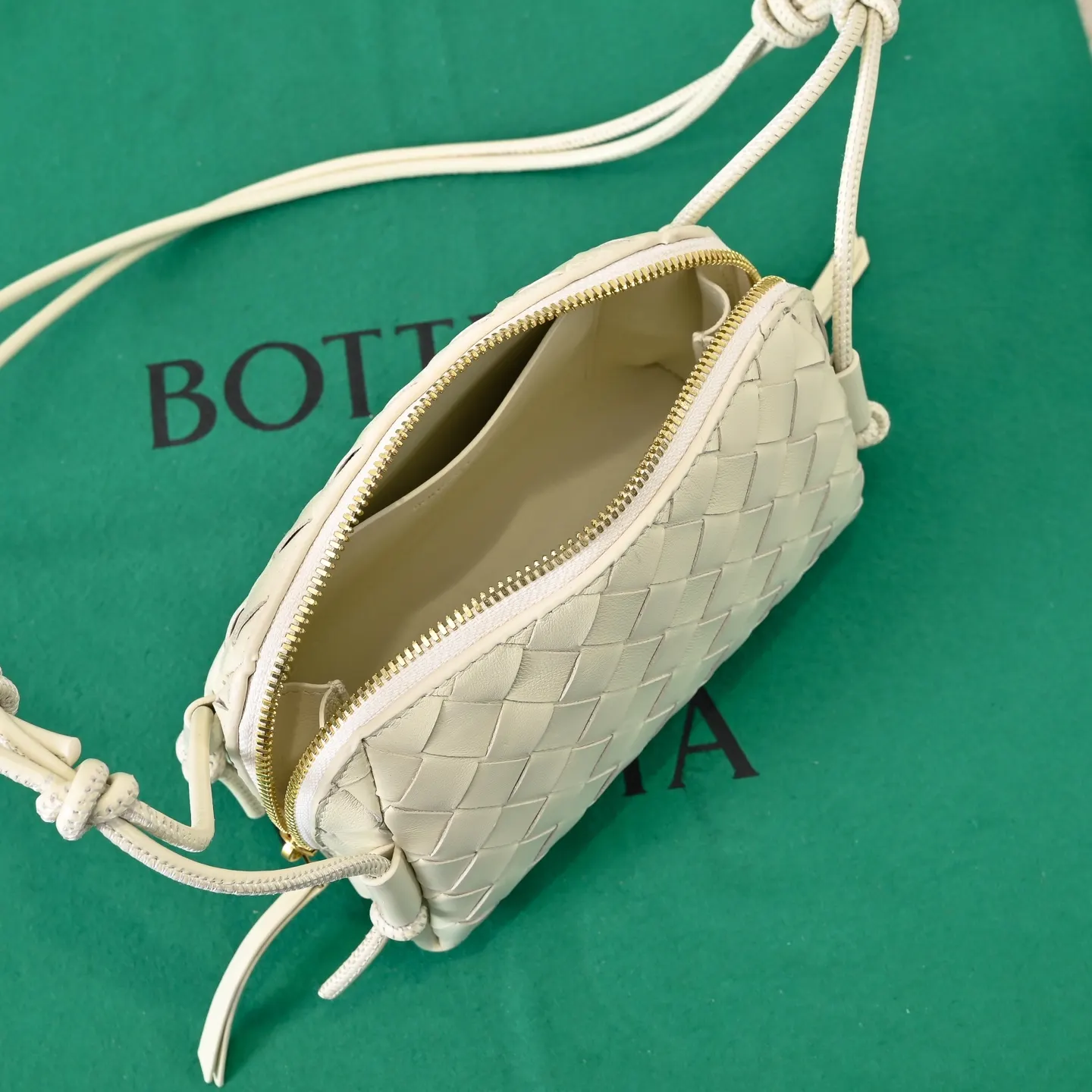 Bottega Veneta 腋下包 復古腋下背款