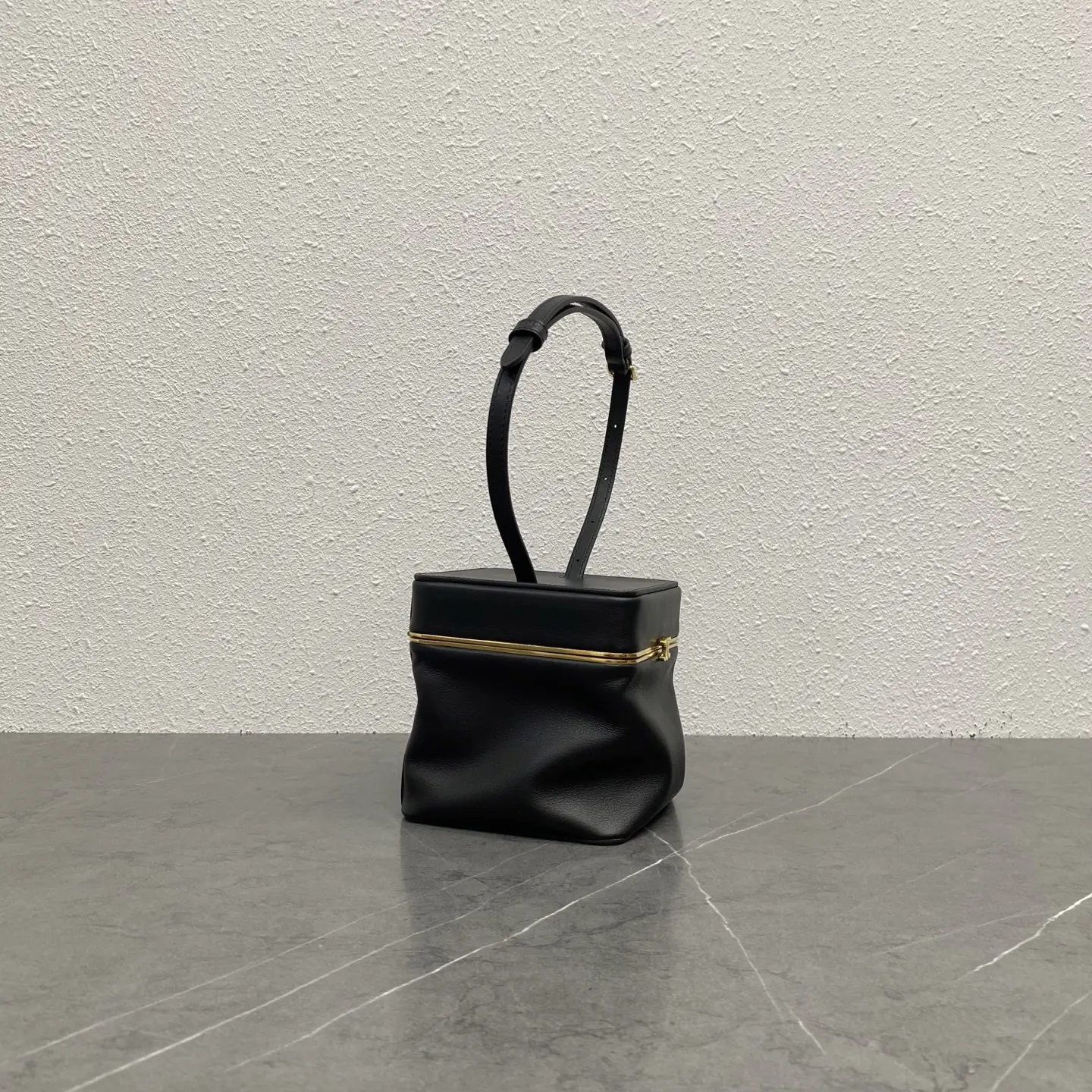 Celine Triomphe 黑色 金色 牛皮 單肩包 日常單肩背款