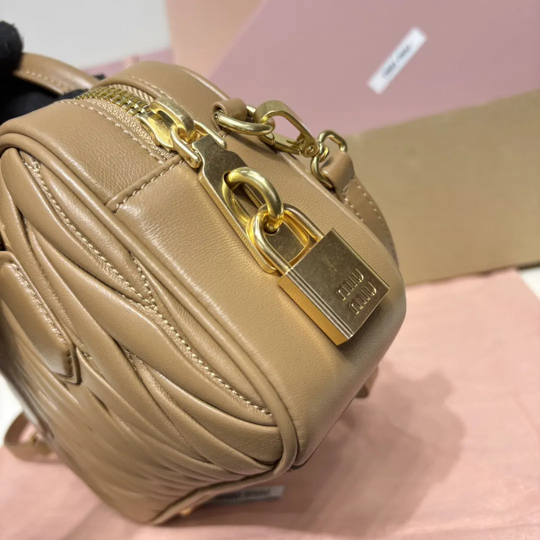 Miu 羊皮 斜挎包 轻便斜挎款