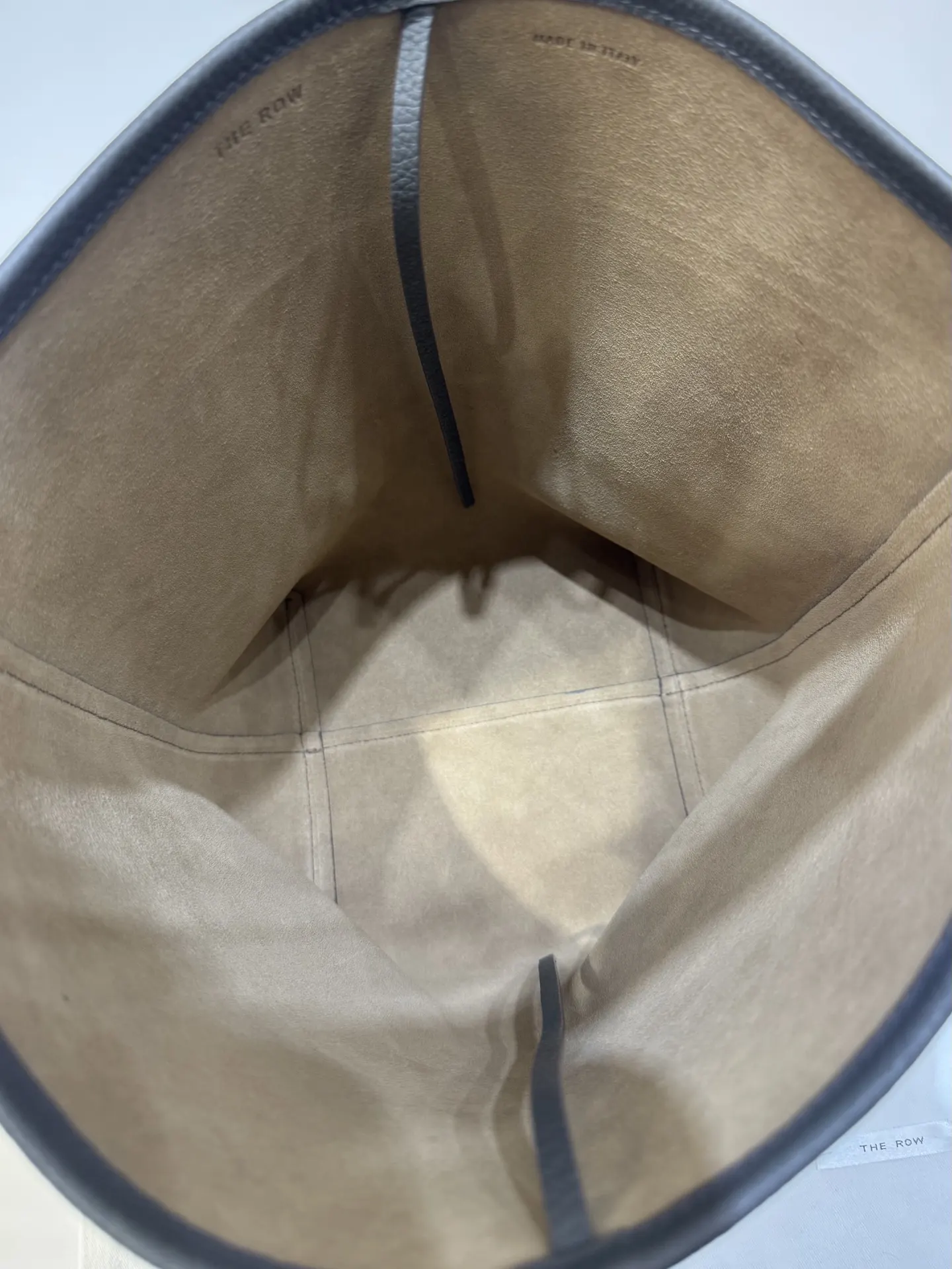 灰色 羊皮 中号桶包深灰色 完全长在审美上又兼具 水桶包 休閒水桶款(數字9) 灰色 羊皮 中号桶包深灰色 完全长在审美上又兼具 水桶包 休閒水桶款(數字9)