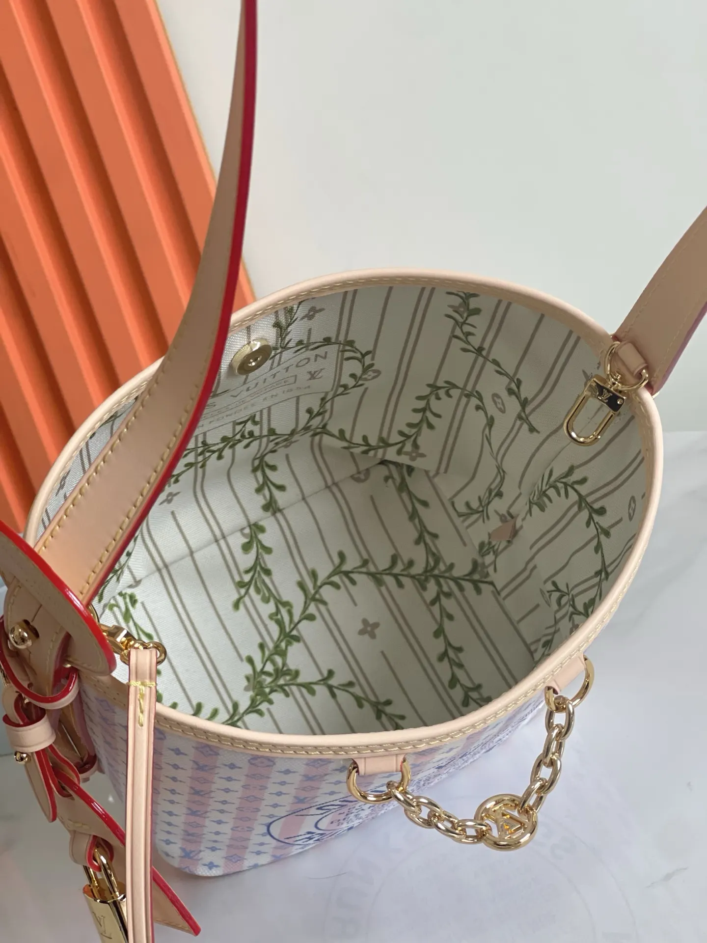 LV 粉色 帆布 鏈條包 精致鏈條款(數字9) LV 粉色 帆布 鏈條包 精致鏈條款(數字9)