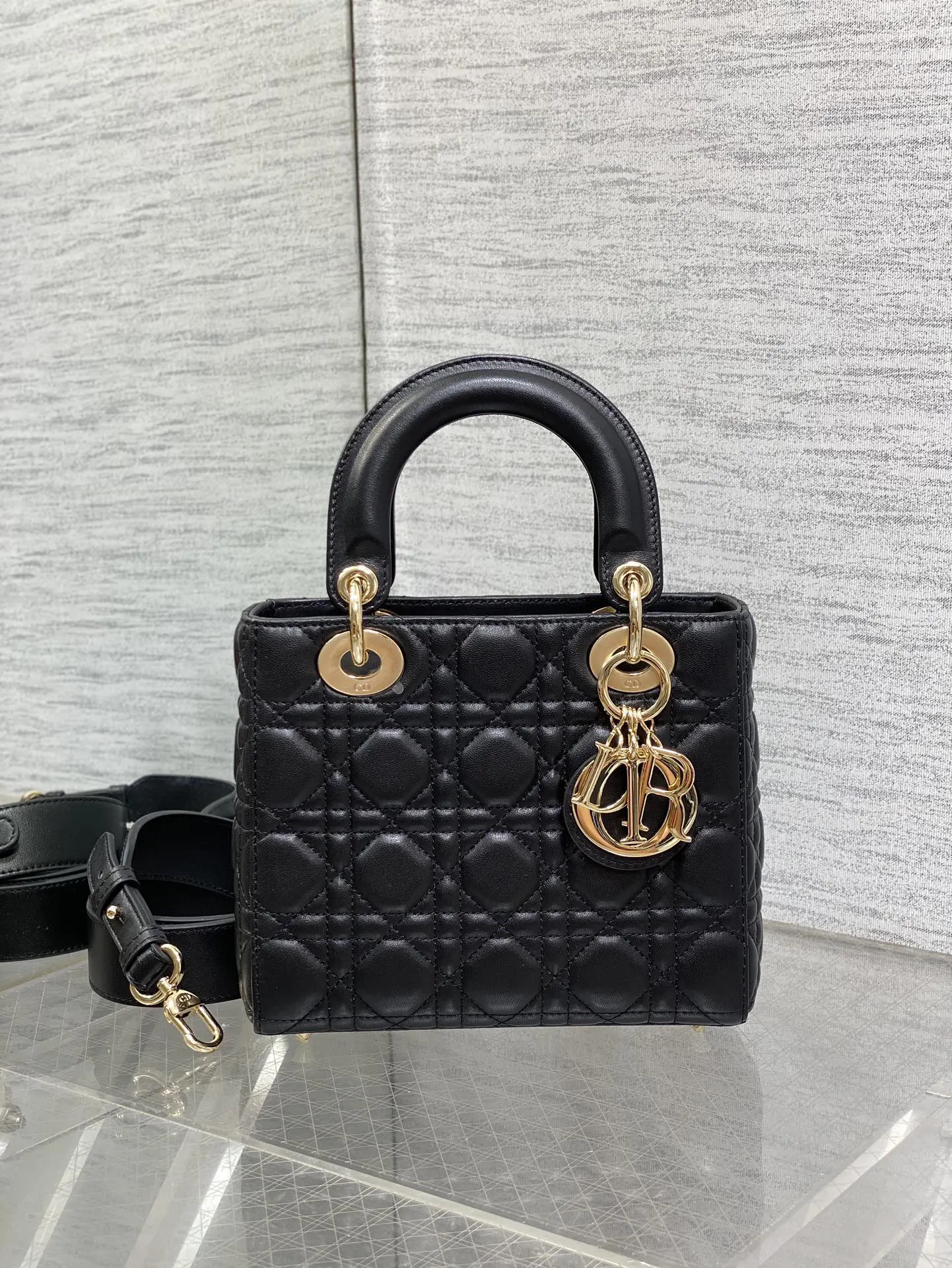 Dior Lady Dior Lady 黑色藤格手袋 宽肩带
