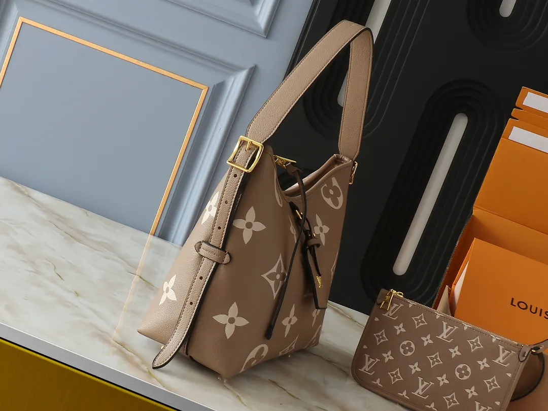 CarryAll Monogram 手拿包 精致手拿款