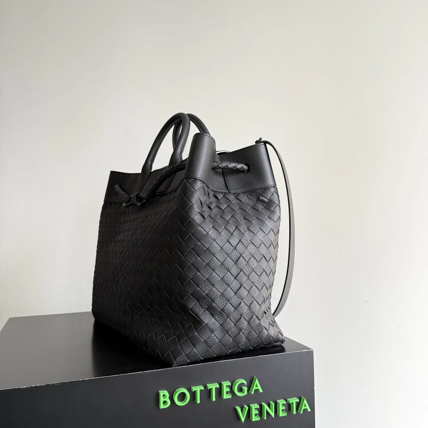 Bottega Veneta 斜挎包 轻便斜挎款