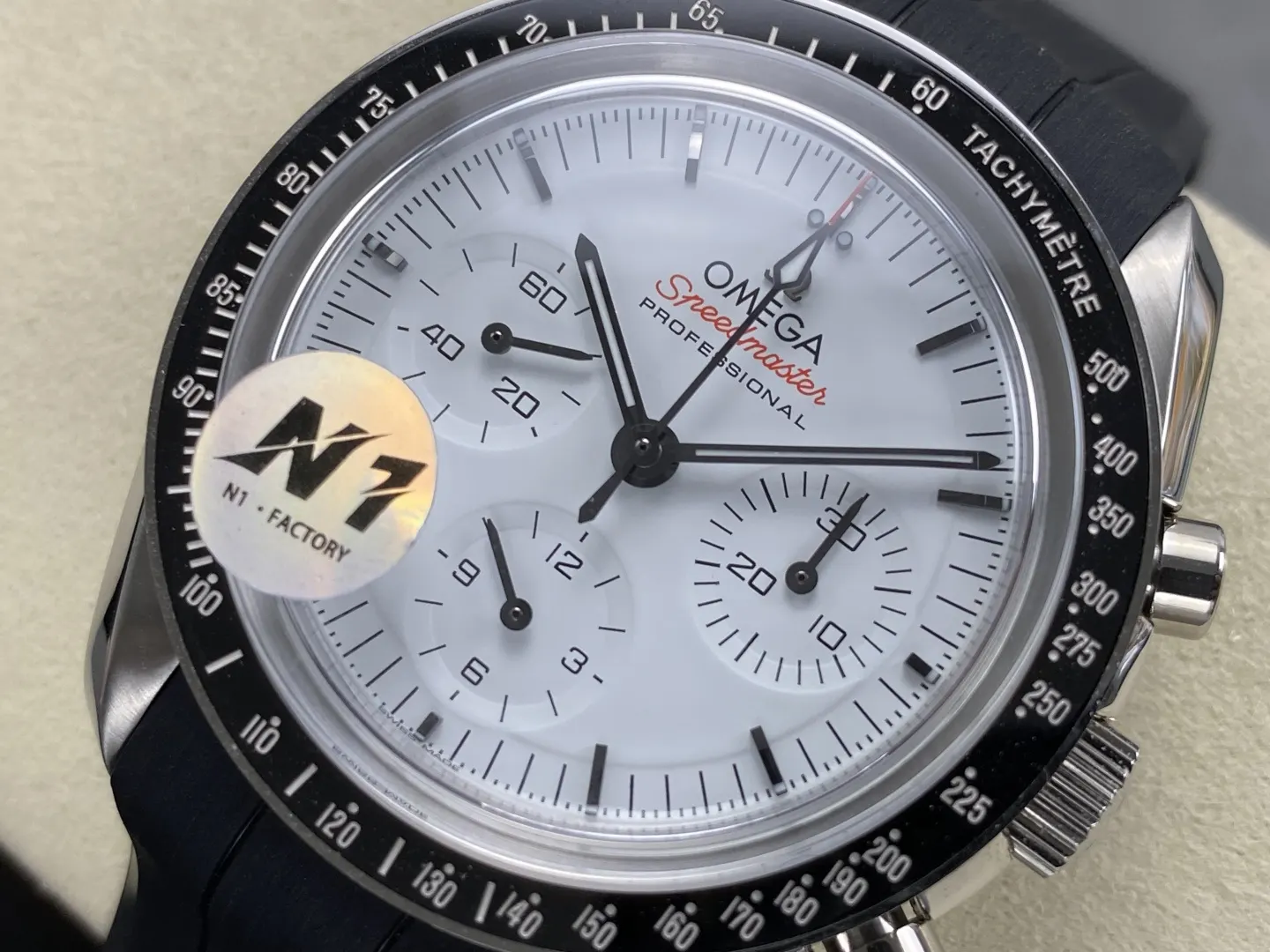 Omega 其造型灵感源自登上月球的第四代超霸腕表的不对称表壳 手錶 經典腕表款